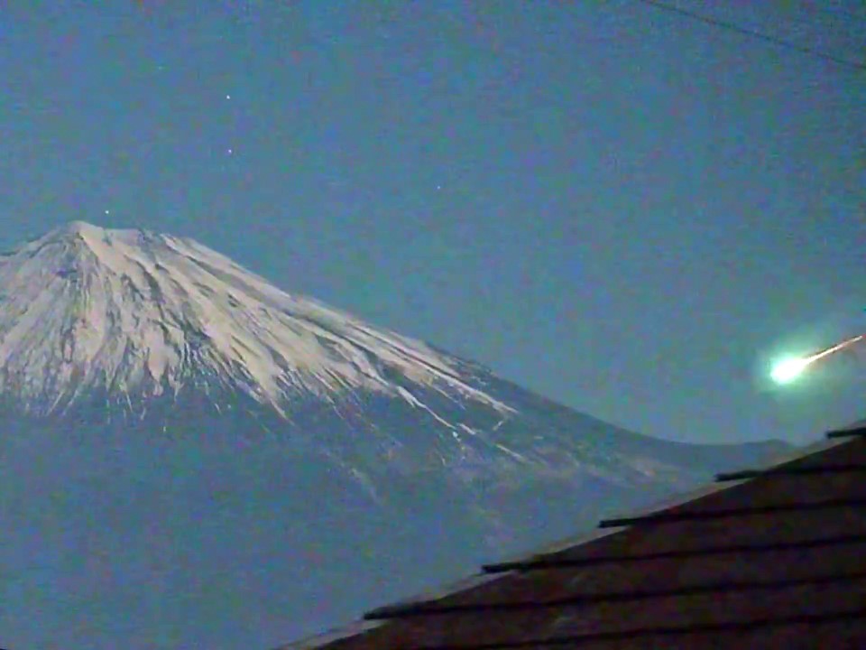 Japonya’daki Fuji Dağı semalarını aydınlatan meteor görsel şölen yaşattı

