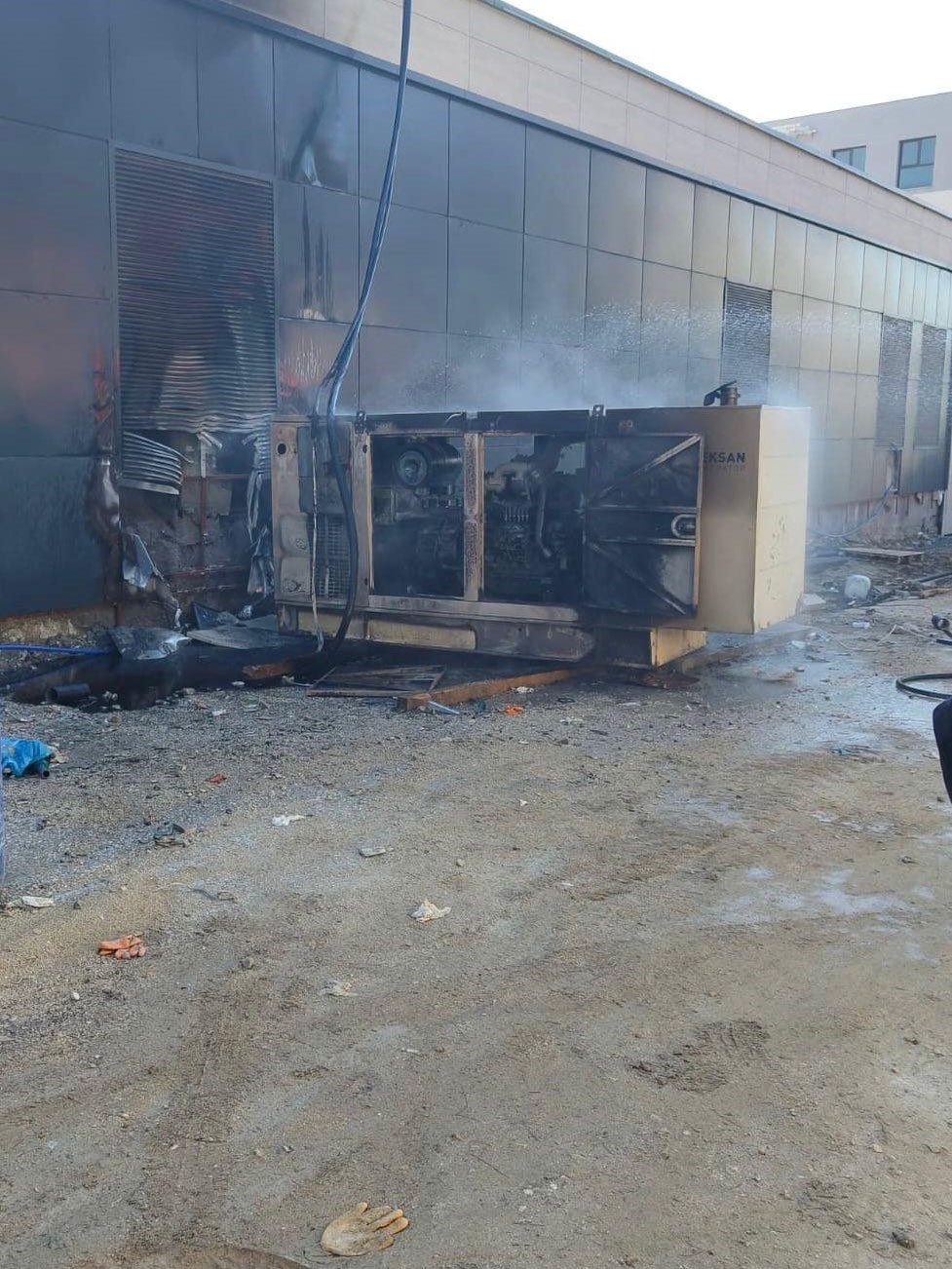 Jeneratör alevlere teslim oldu
