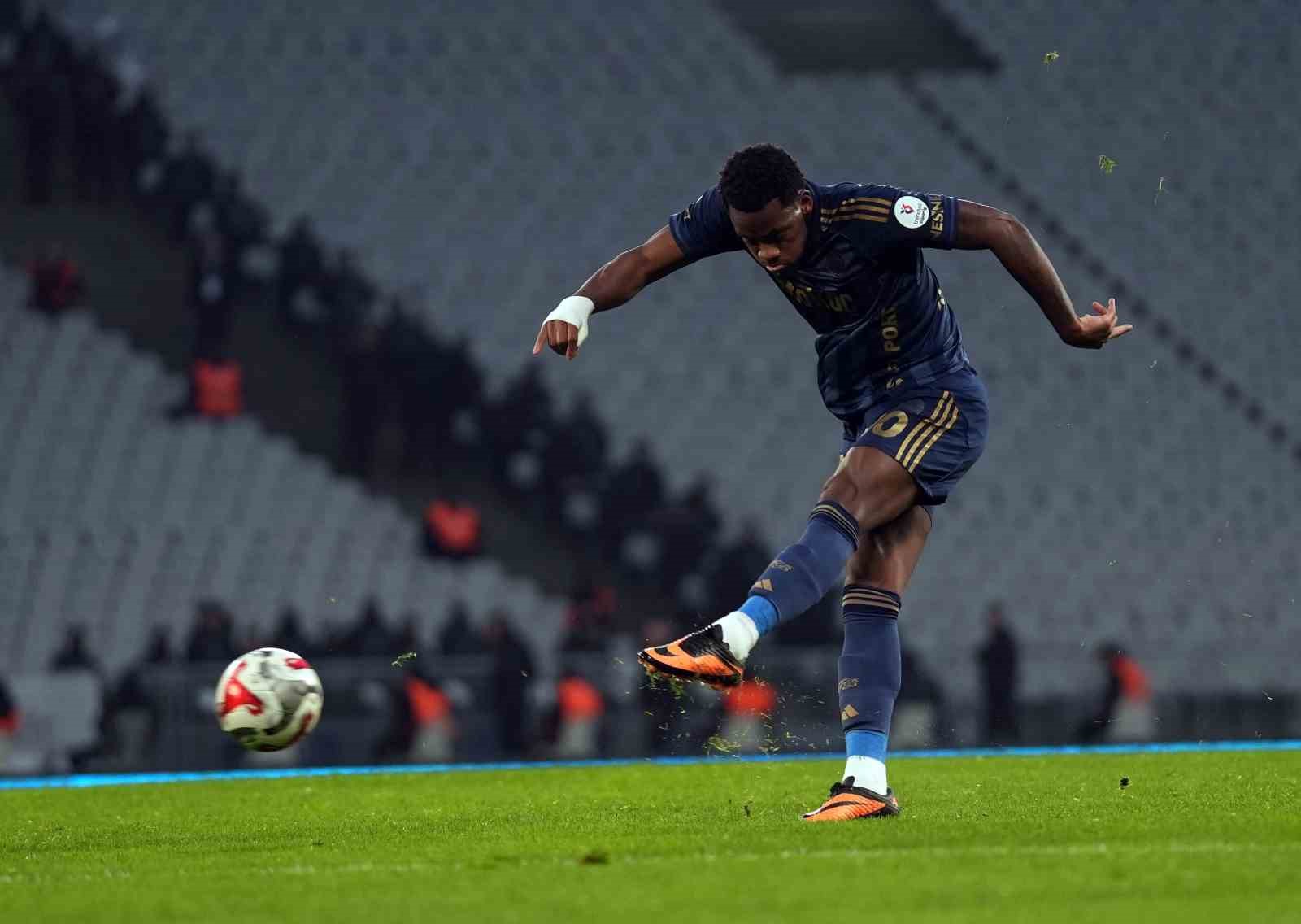 Jhon Duran, Fenerbahçe’de 6 ay kaldı
