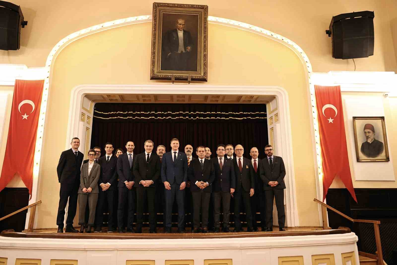 Juventus maçı öncesi dostluk yemeği düzenlendi
Juventus maçı öncesi dostluk yemeği düzenlendi