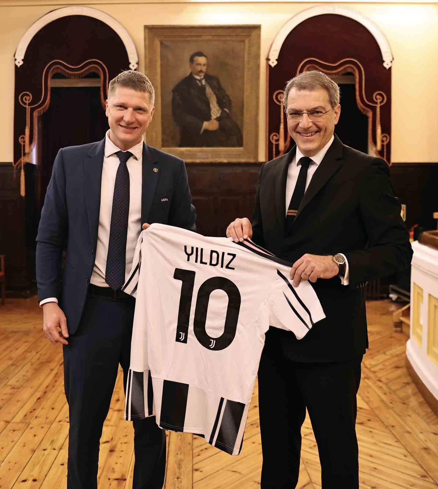 Juventus maçı öncesi dostluk yemeği düzenlendi
Juventus maçı öncesi dostluk yemeği düzenlendi