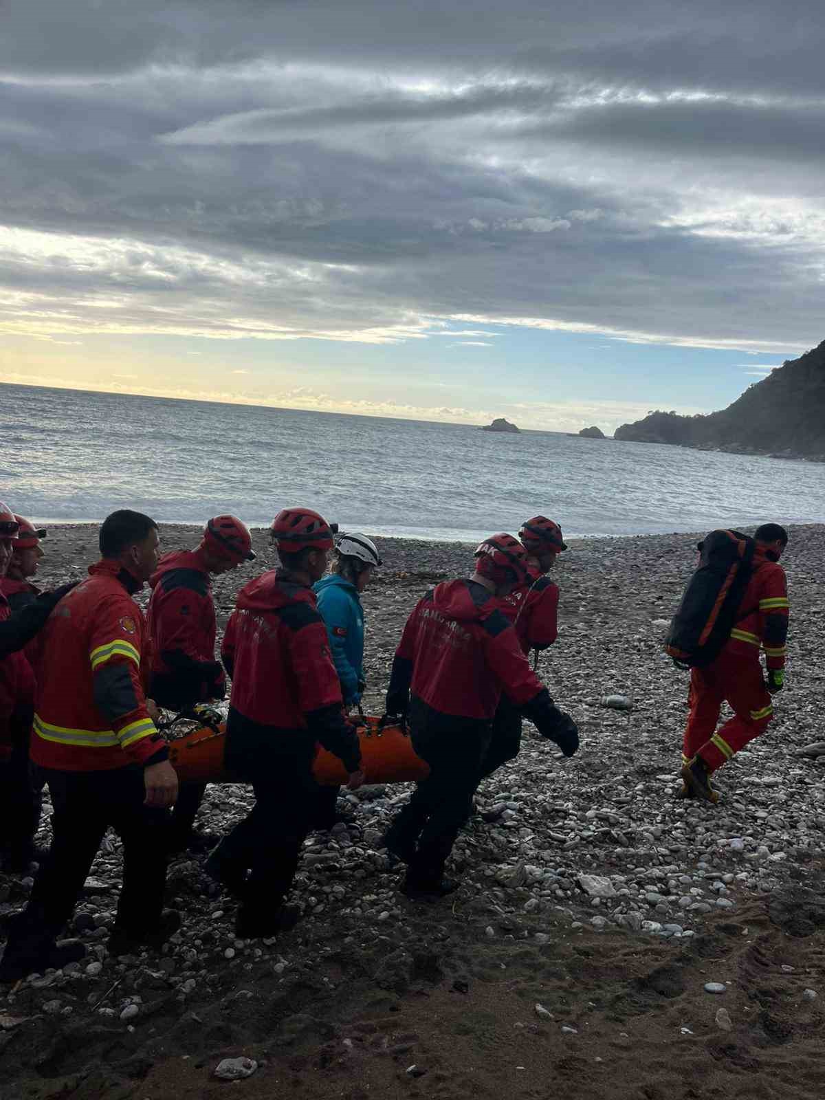 Kabak Koyu’nda kayalıklardan düşen genç kurtarıldı
