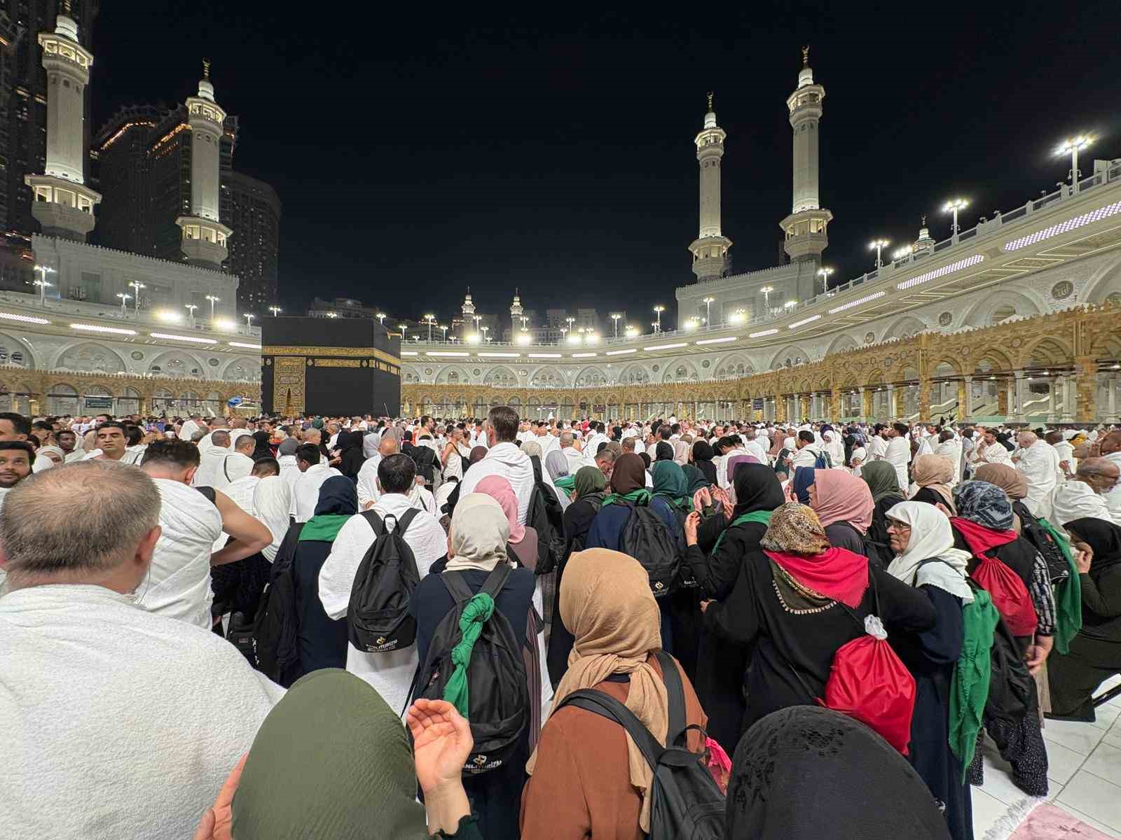 Kabe’de tarihi yoğunluk: 12 milyonluk rekorun ardından yeni yılda insan seli
