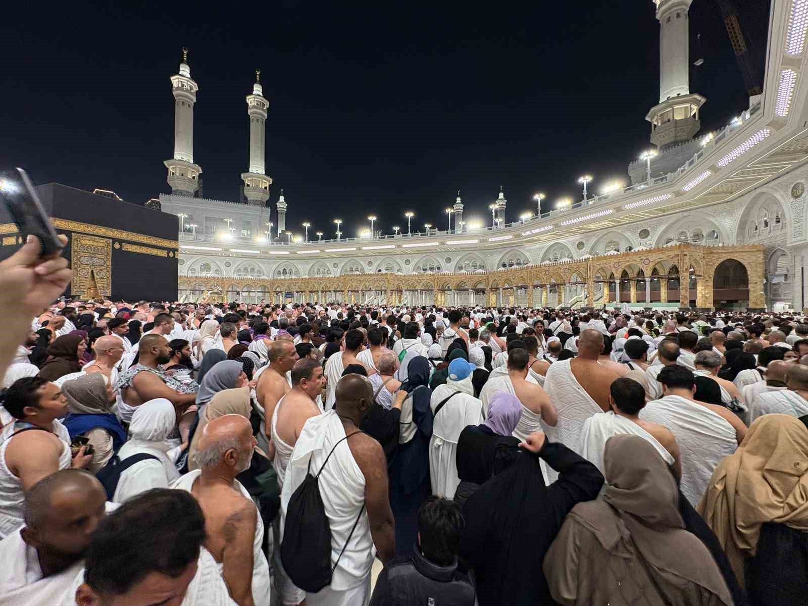 Kabe’de tarihi yoğunluk: 12 milyonluk rekorun ardından yeni yılda insan seli
