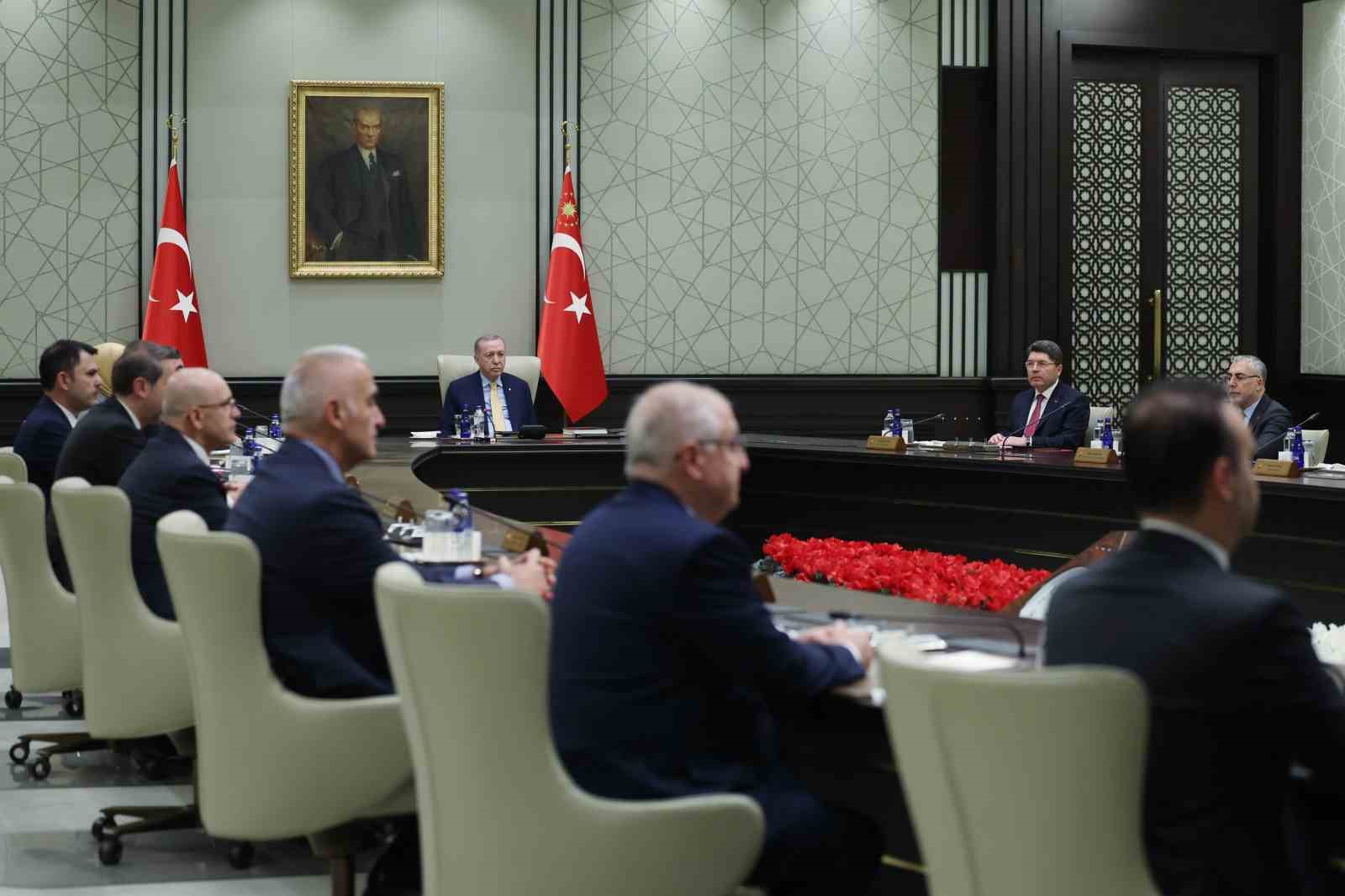 Kabine Toplantısı, Cumhurbaşkanı Recep Tayyip Erdoğan başkanlığında Beştepe’de başladı.
