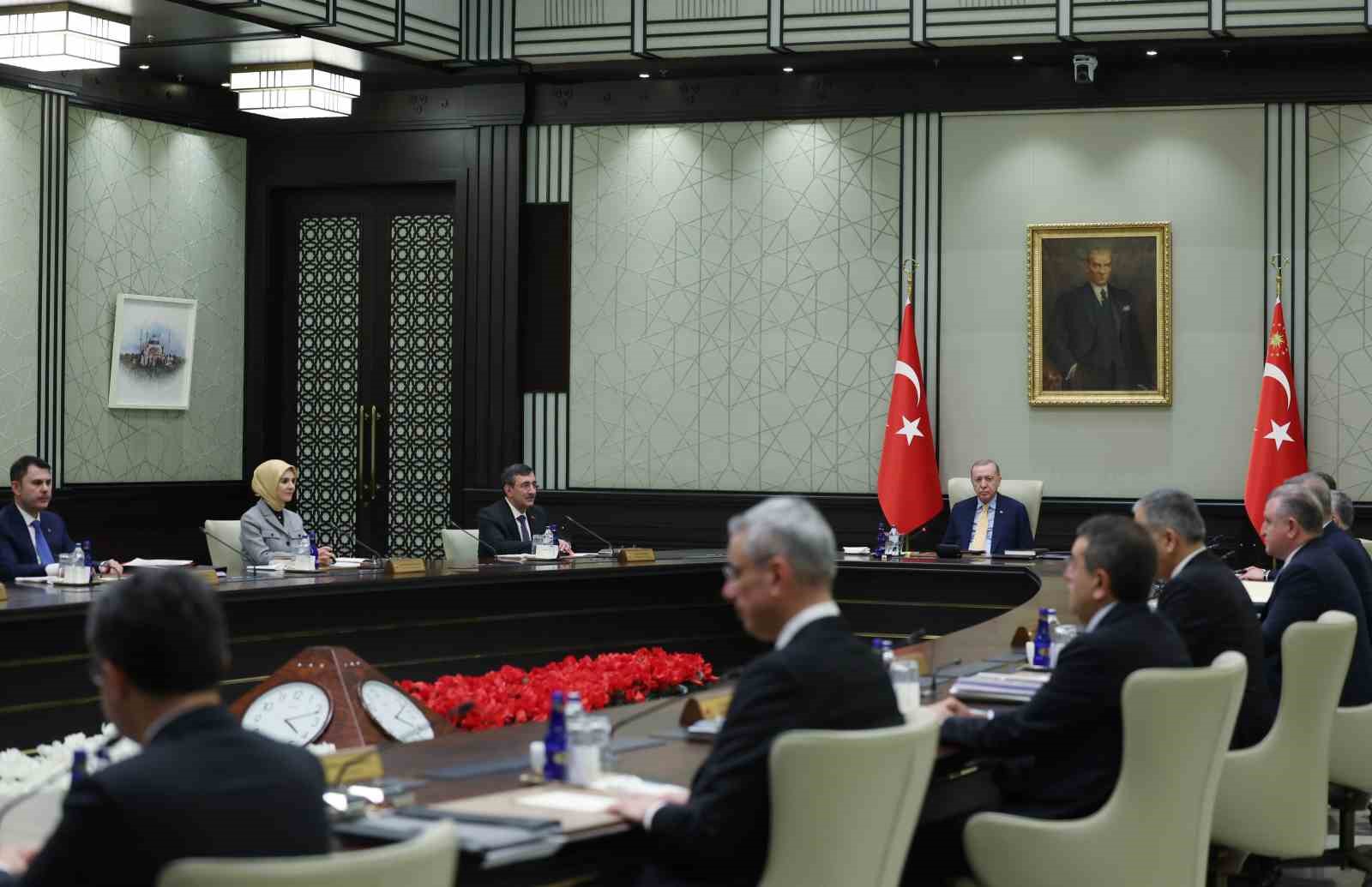 Kabine Toplantısı, Cumhurbaşkanı Recep Tayyip Erdoğan başkanlığında Beştepe’de başladı.
