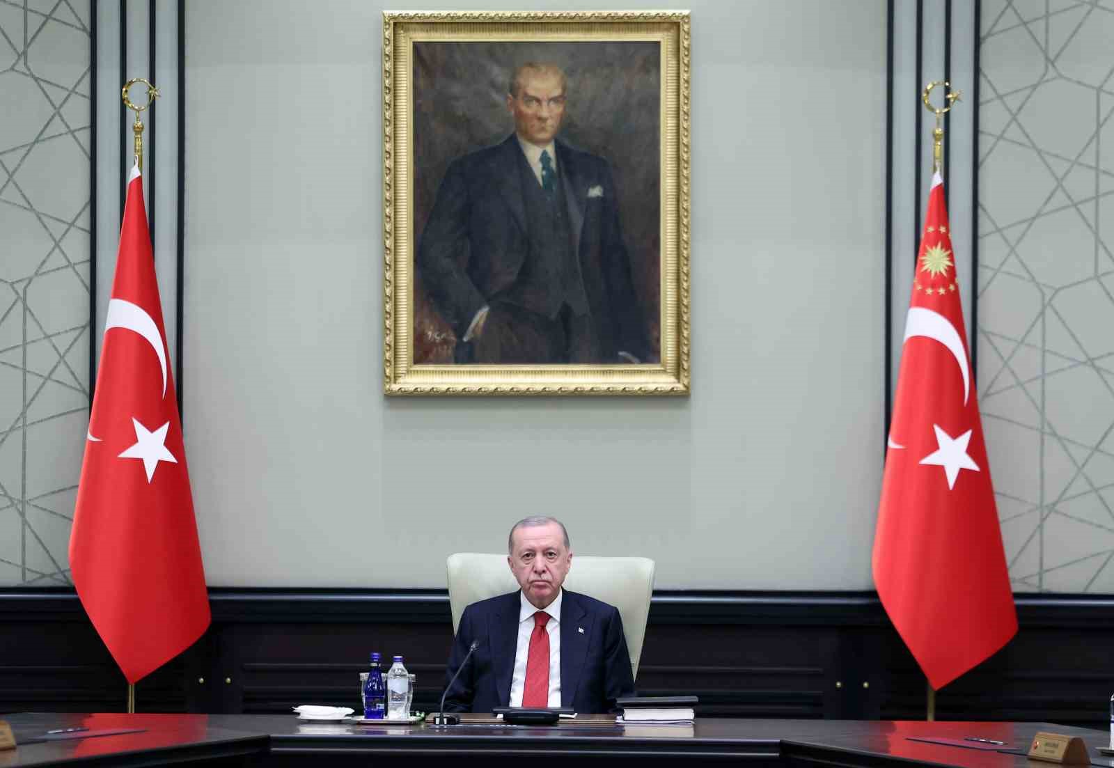 Kabine Toplantısı, Cumhurbaşkanı Recep Tayyip Erdoğan’ın başkanlığında Beştepe’de başladı.
