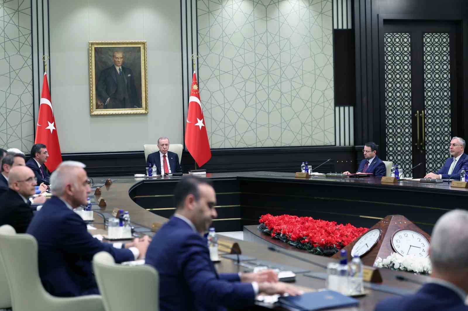 Kabine Toplantısı, Cumhurbaşkanı Recep Tayyip Erdoğan’ın başkanlığında Beştepe’de başladı.
