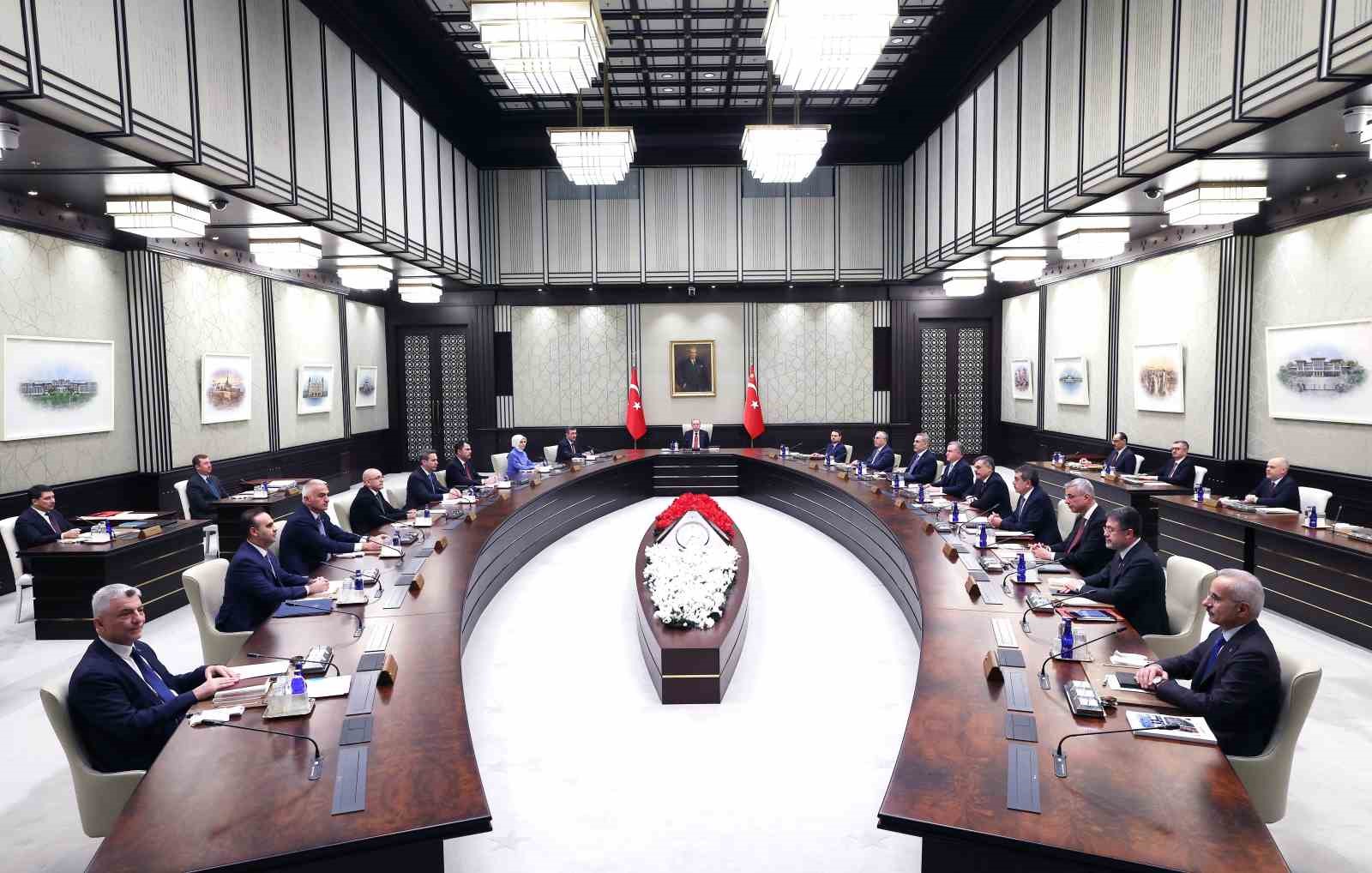 Kabine Toplantısı, Cumhurbaşkanı Recep Tayyip Erdoğan’ın başkanlığında Beştepe’de başladı.
