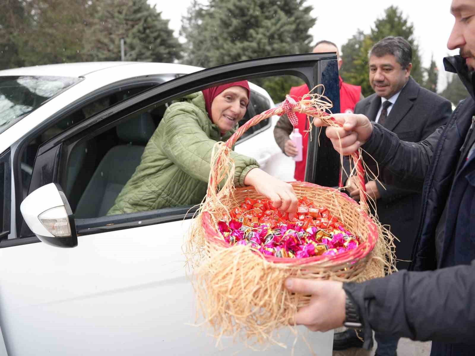Kabir ziyaretinde bulunanlara sürpriz
