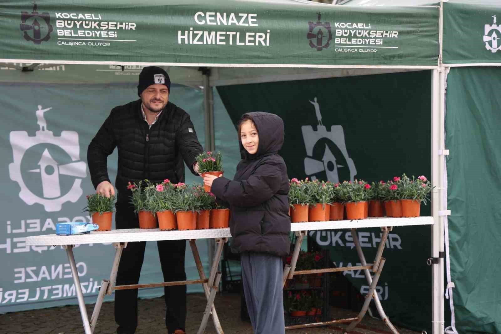 Kabir ziyaretlerinde vatandaşlara ücretsiz çiçek ve ulaşım kolaylığı
