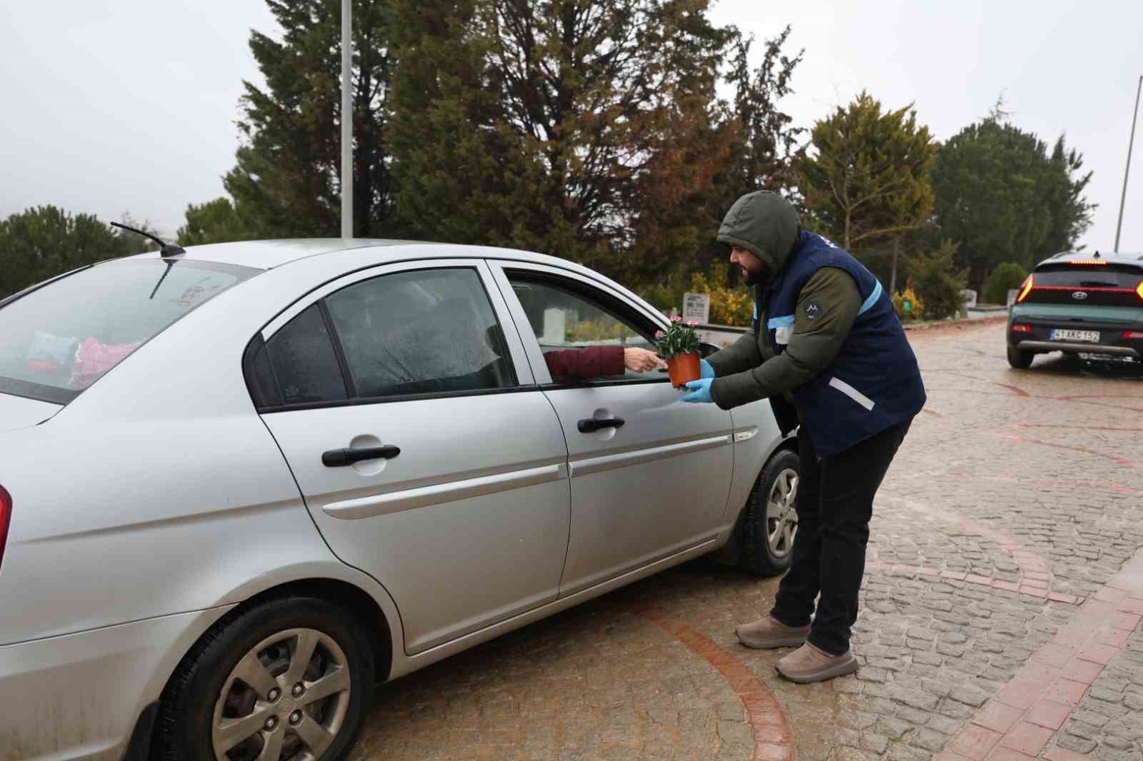 Kabir ziyaretlerinde vatandaşlara ücretsiz çiçek ve ulaşım kolaylığı
