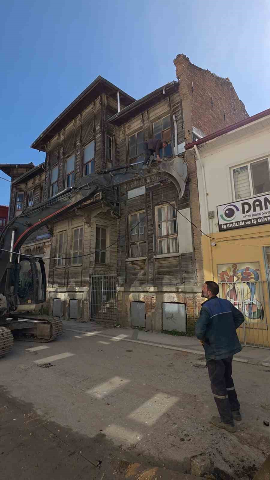 Kabloları kurtarmak isterken canını hiçe saydı
