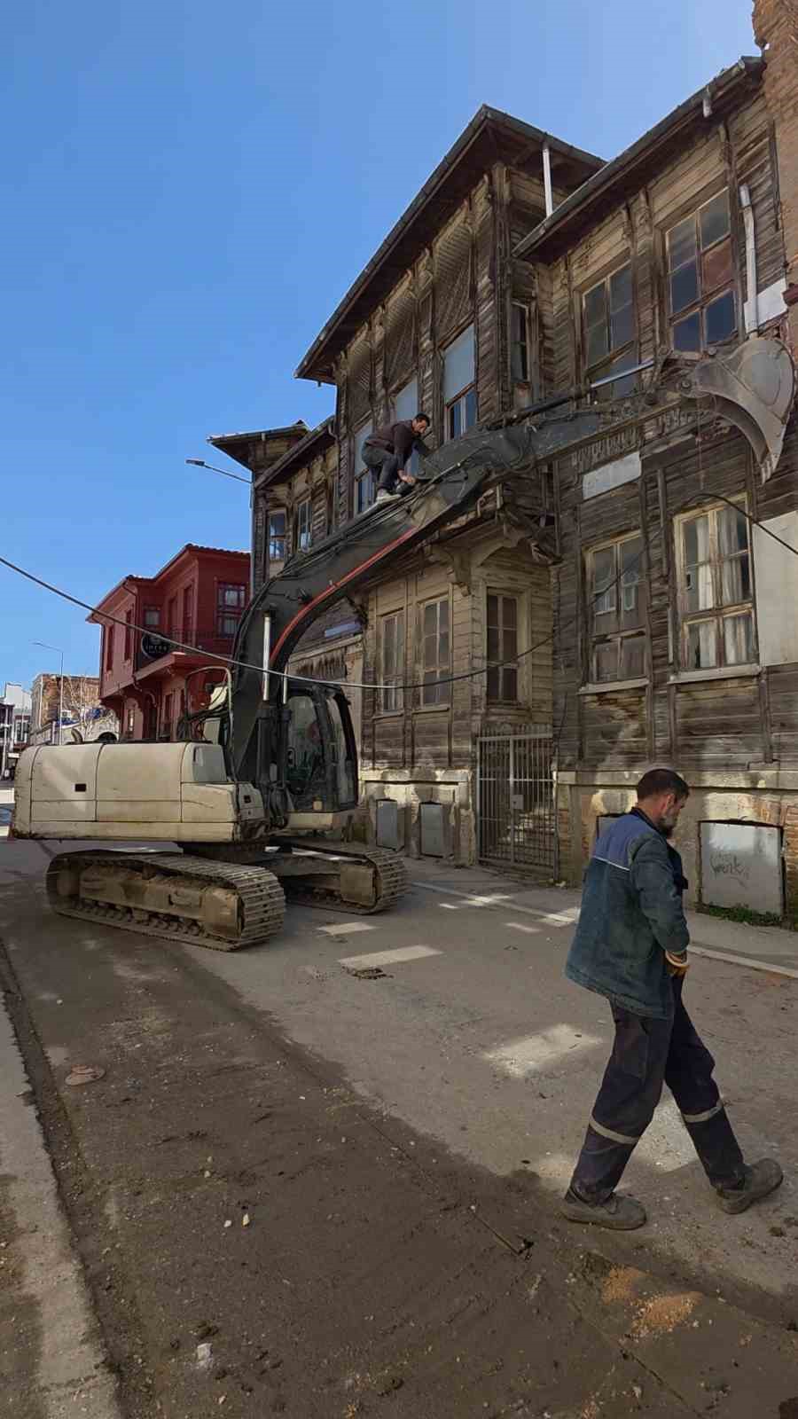 Kabloları kurtarmak isterken canını hiçe saydı
