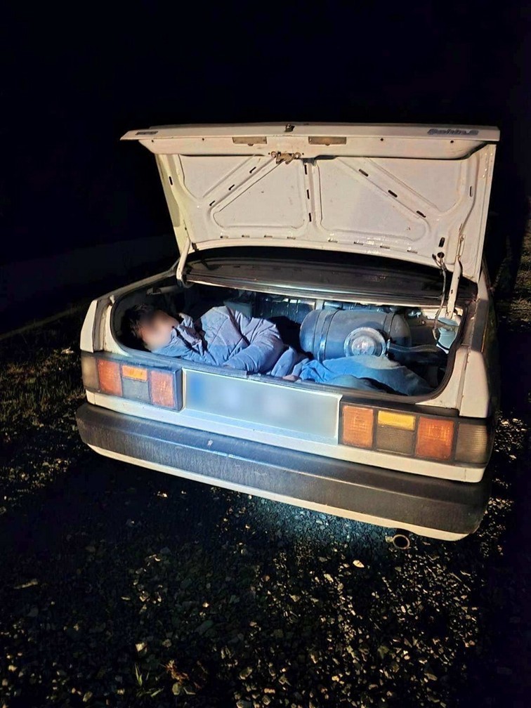 Kaçak göçmenler otomobil bagajında yakalandı
