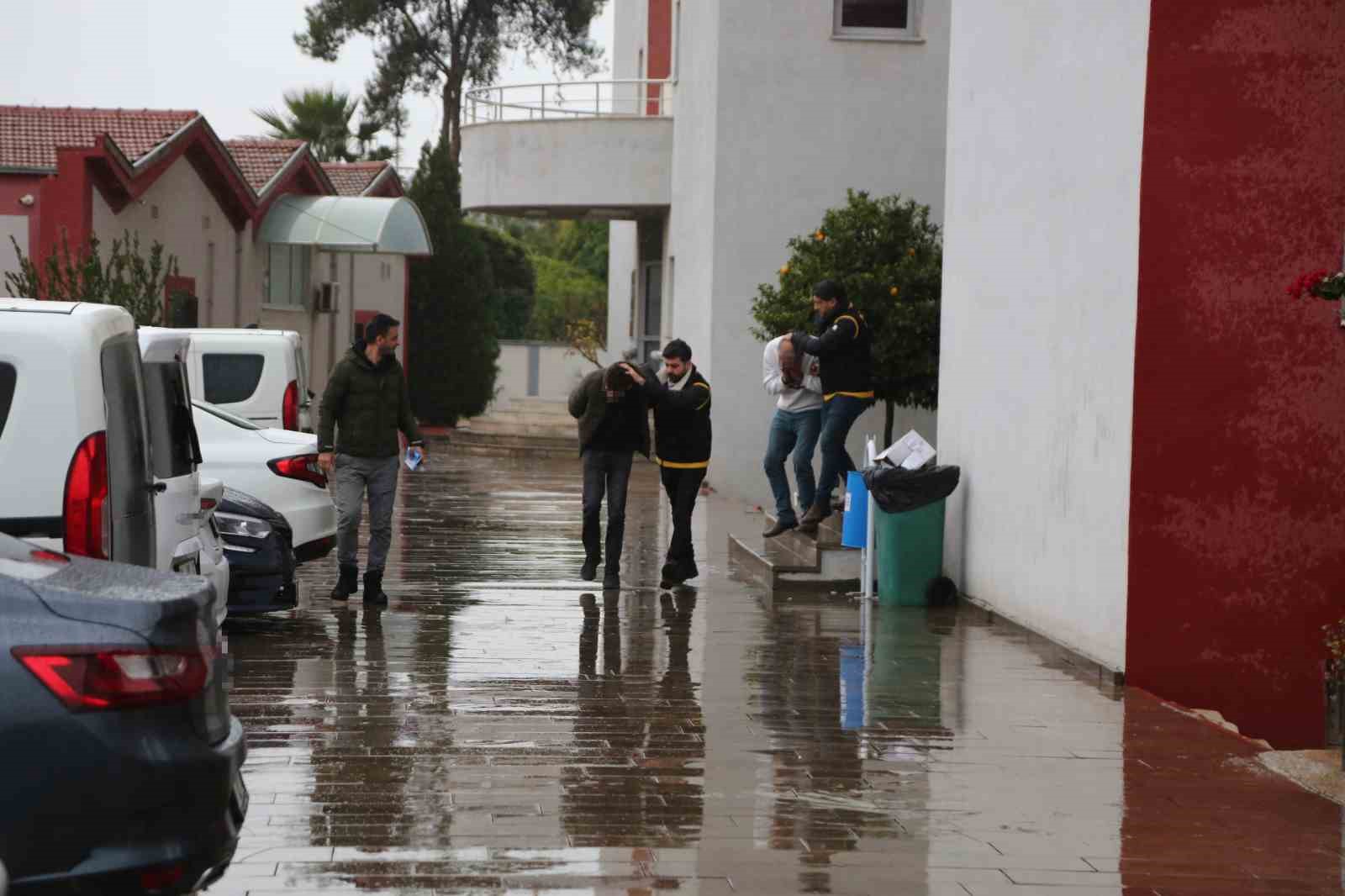 Kaçak sigara göndermek isterken kargo şubesi müdürünü öldüren şüpheli tutuklandı
