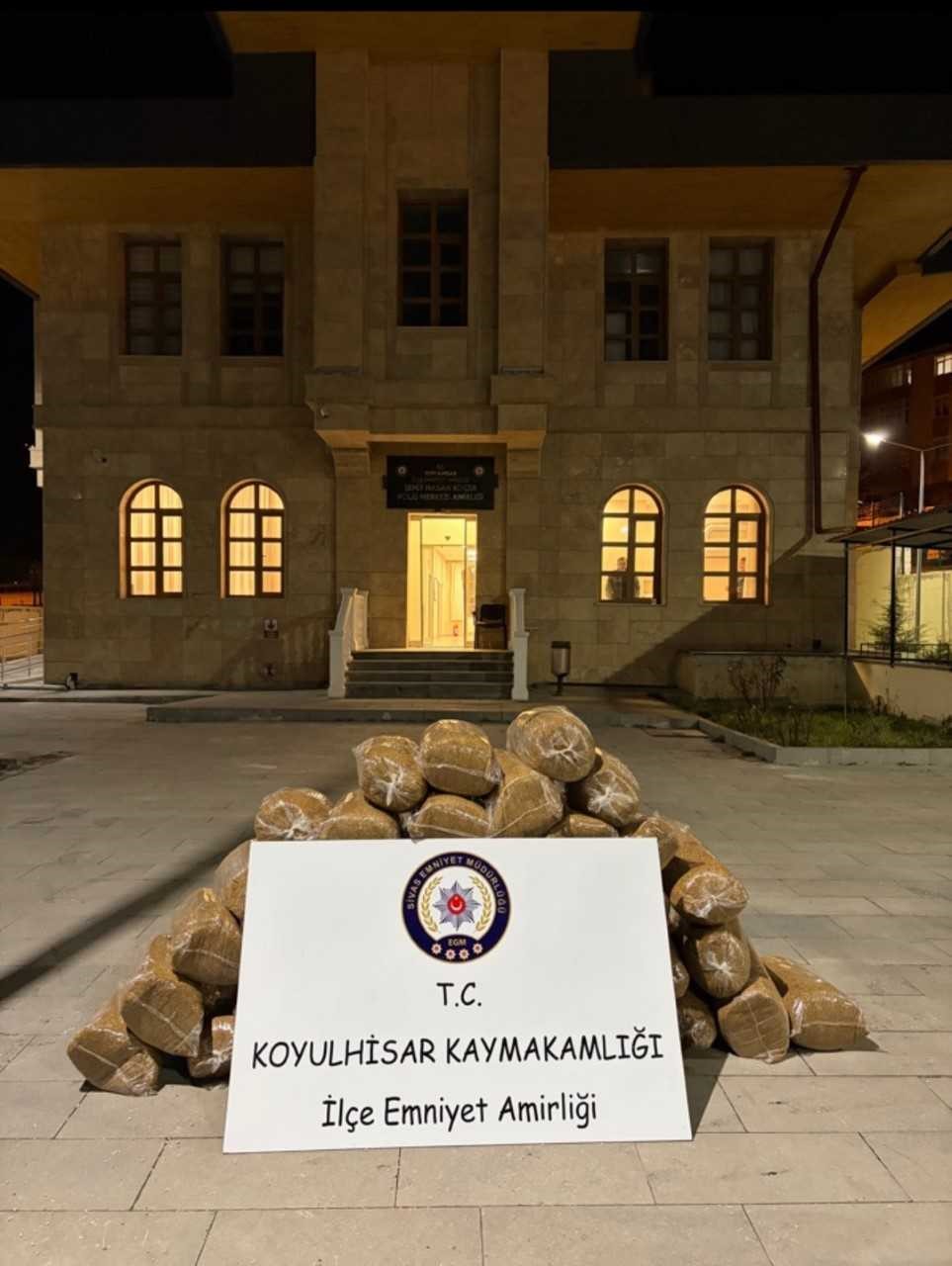 Kaçak tütünleri açıktan taşırken yakalandı
