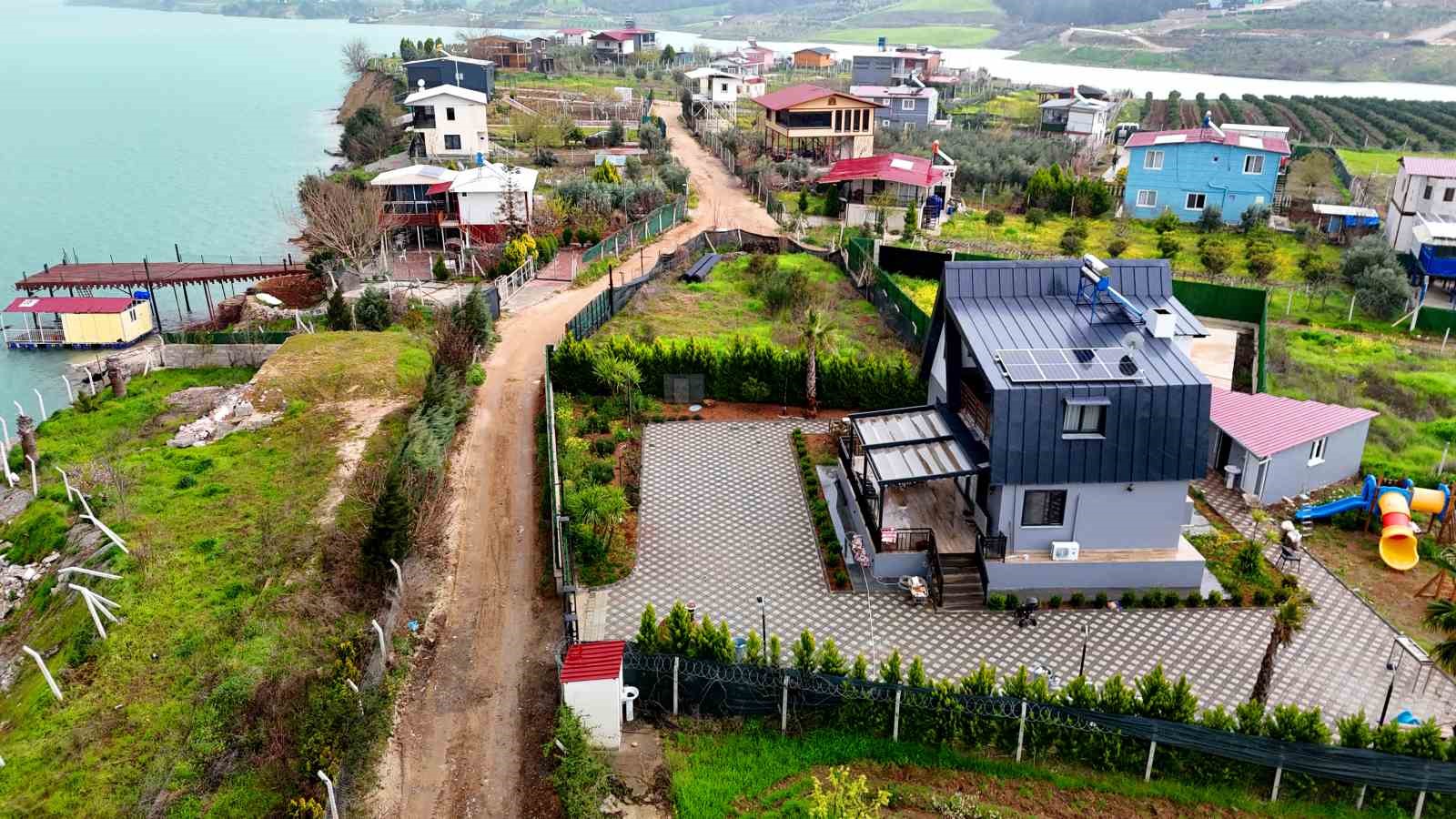 Kaçak yapı gerekçesiyle yıkım kararı verilen göl kenarındaki mahallede protesto
