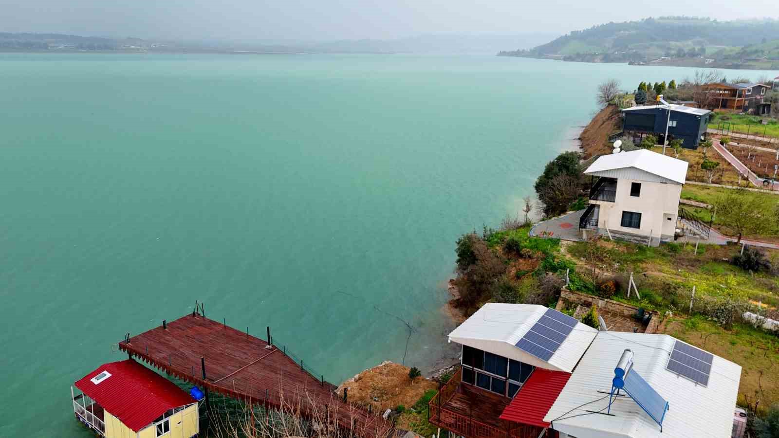 Kaçak yapı gerekçesiyle yıkım kararı verilen göl kenarındaki mahallede protesto

