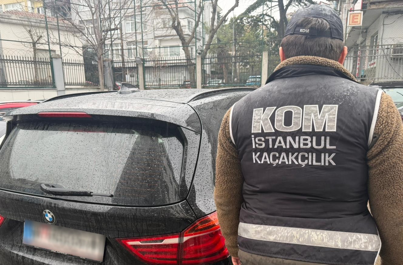 Kaçakçılık polisi, 11 kaçak lüks otomobile el koydu
