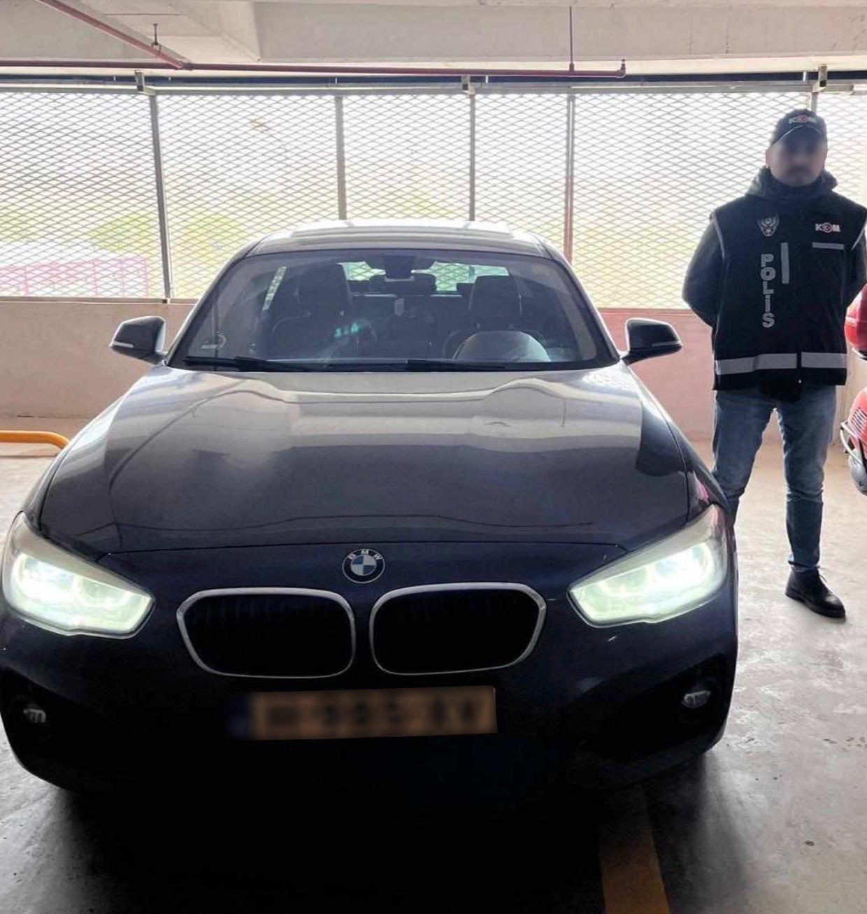Kaçakçılık polisi, 11 kaçak lüks otomobile el koydu
