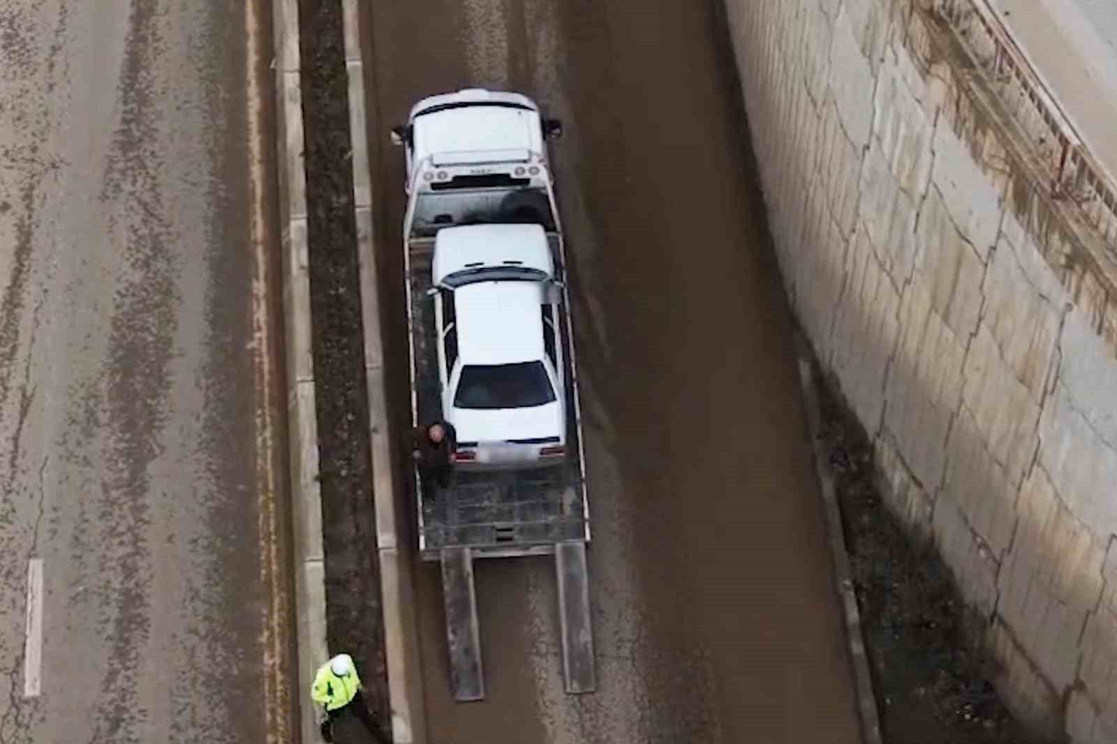 Kaçış planı işe yaramadı, koşarak araç değiştirdi yine yakalandı
