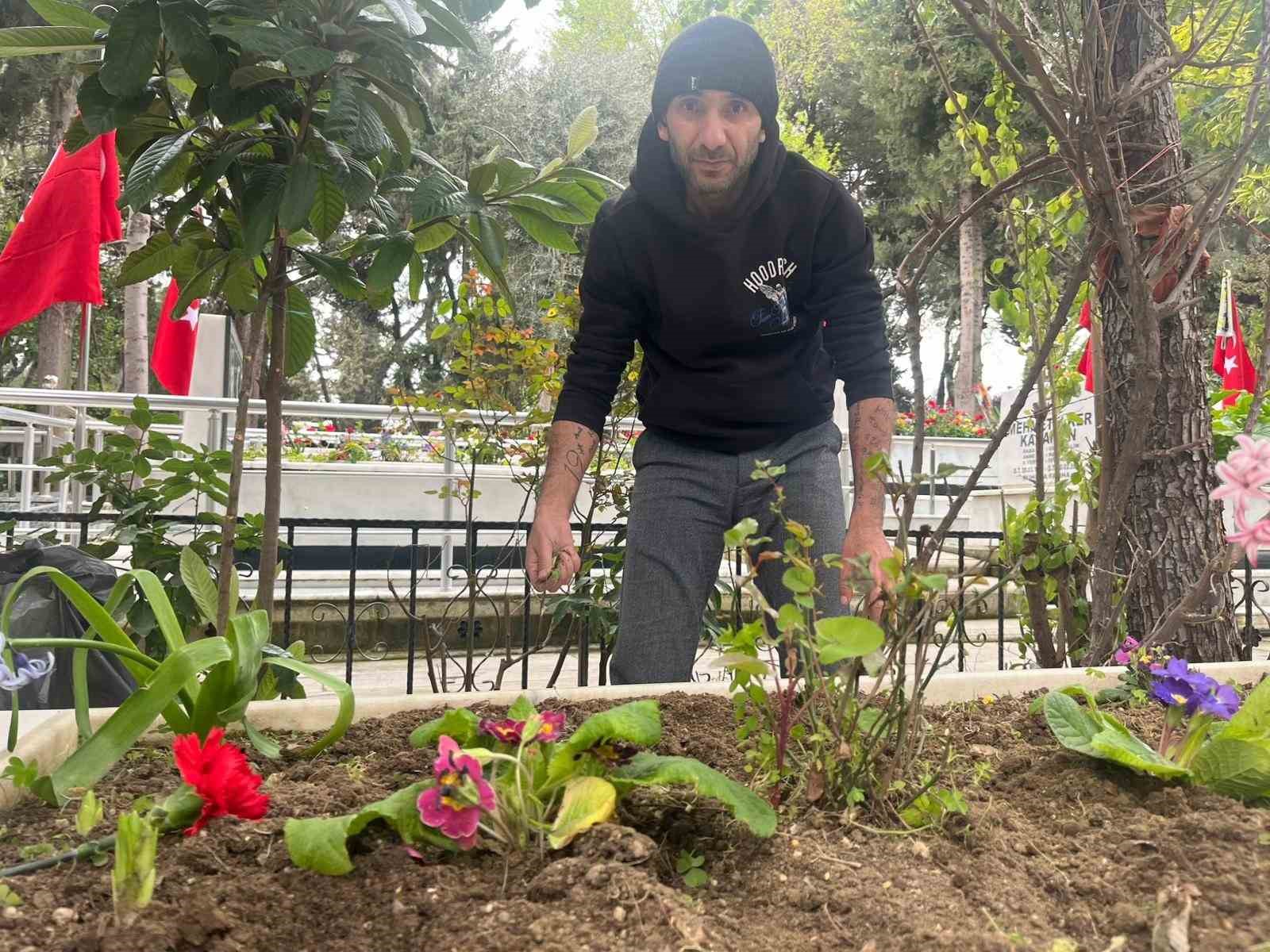 Kadifekale Hava Şehitliği’nde bayram öncesi ziyareti
