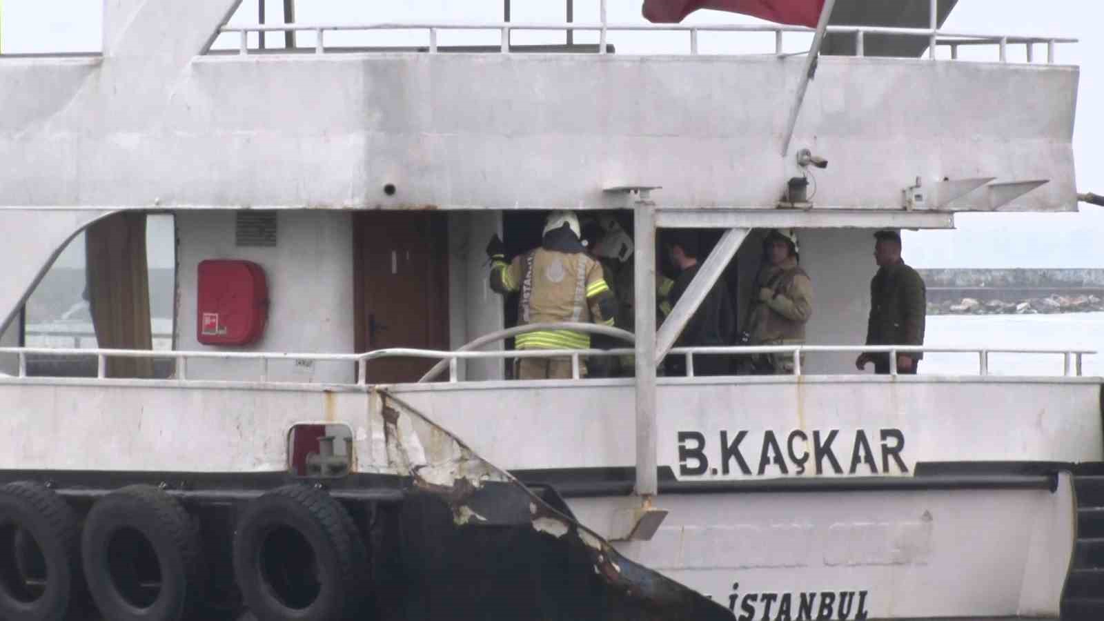 Kadıköy İskelesi’nde çıkan tekne yangını paniğe neden oldu
