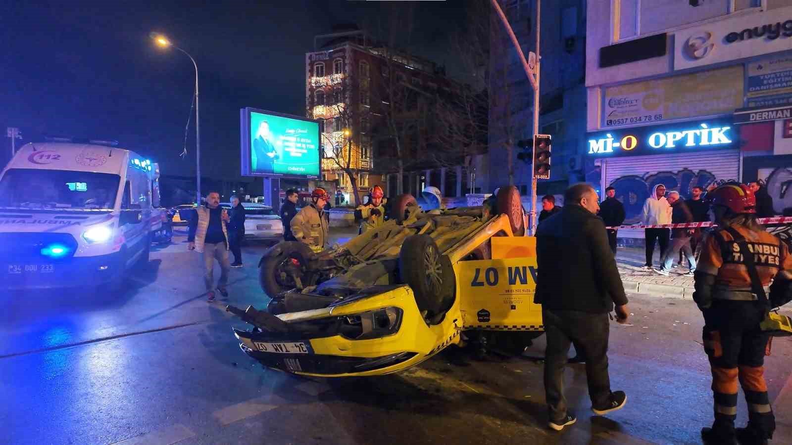 Kadıköy Rıhtım’da taksi takla attı: 2 yaralı
