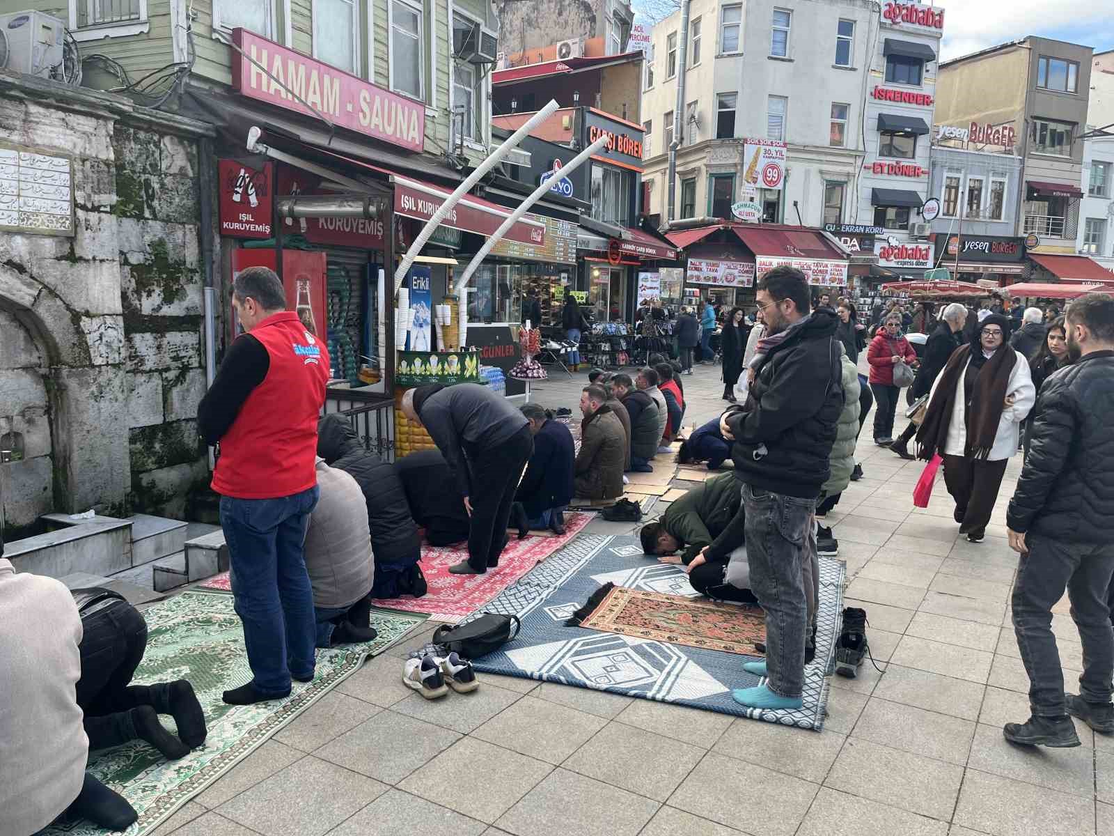 Kadıköy’de cami cemaati mağduriyeti: Namazı sokaklarda kılıyorlar
