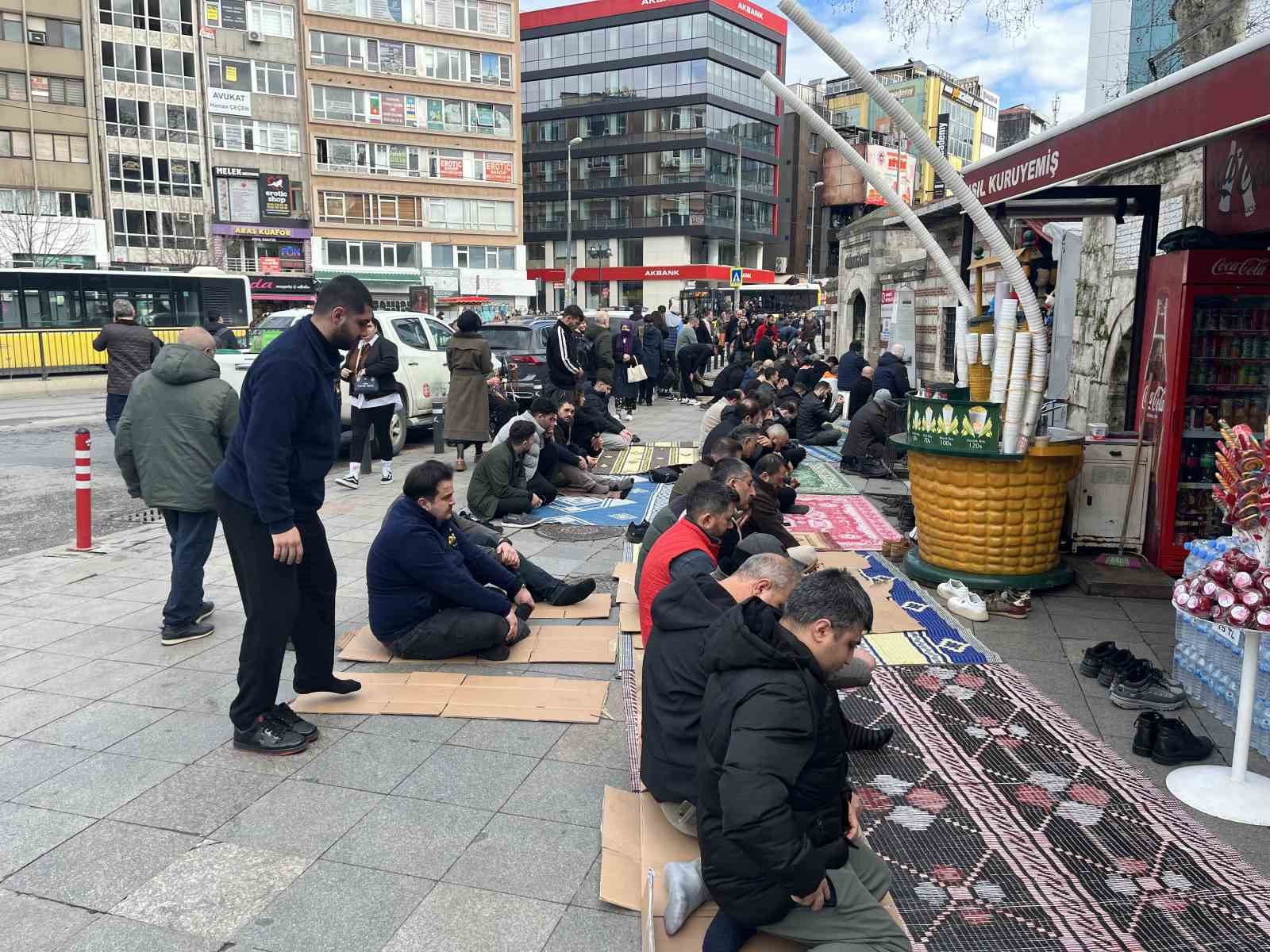 Kadıköy’de cami cemaati mağduriyeti: Namazı sokaklarda kılıyorlar
