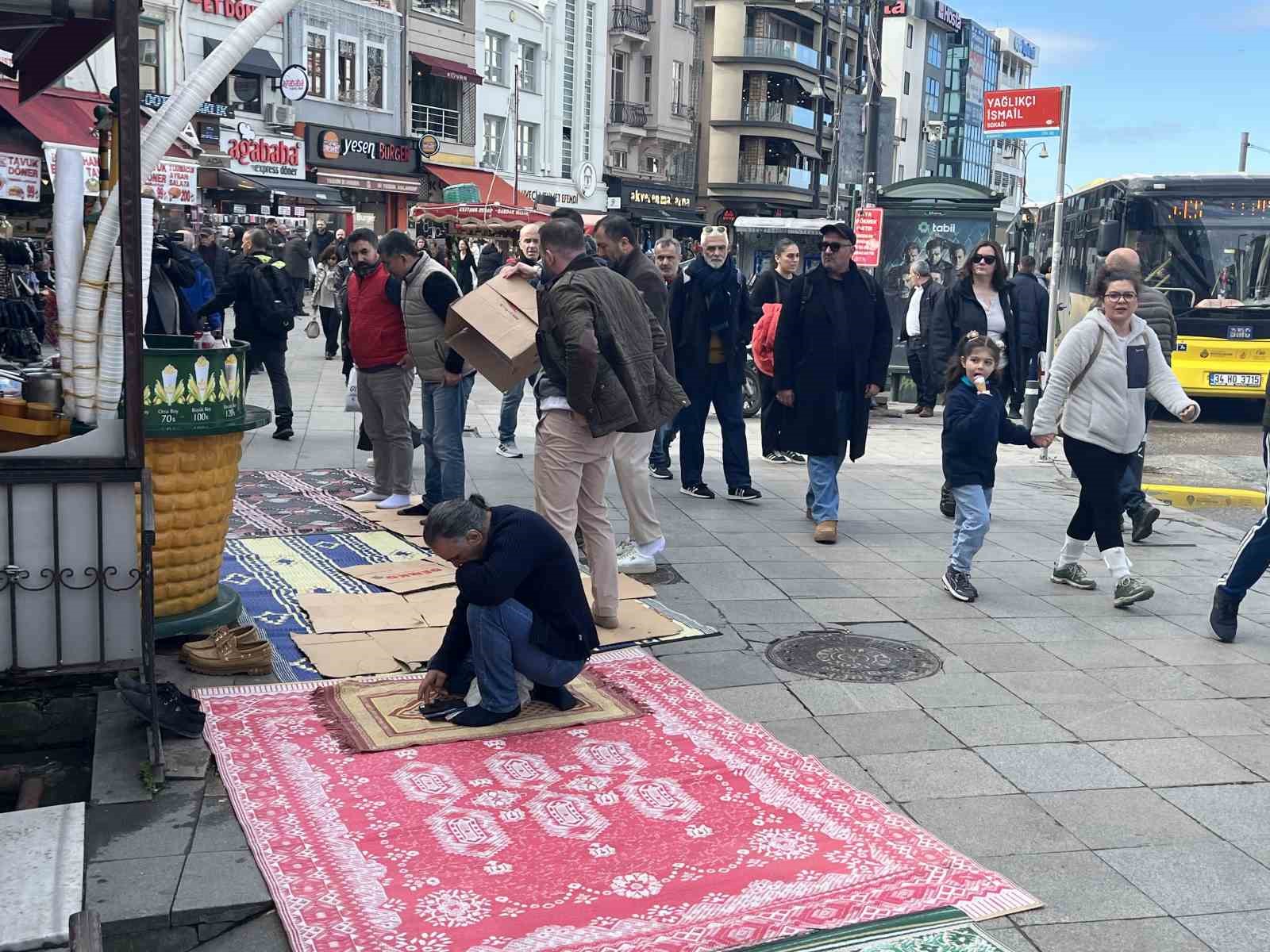 Kadıköy’de cami cemaati mağduriyeti: Namazı sokaklarda kılıyorlar

