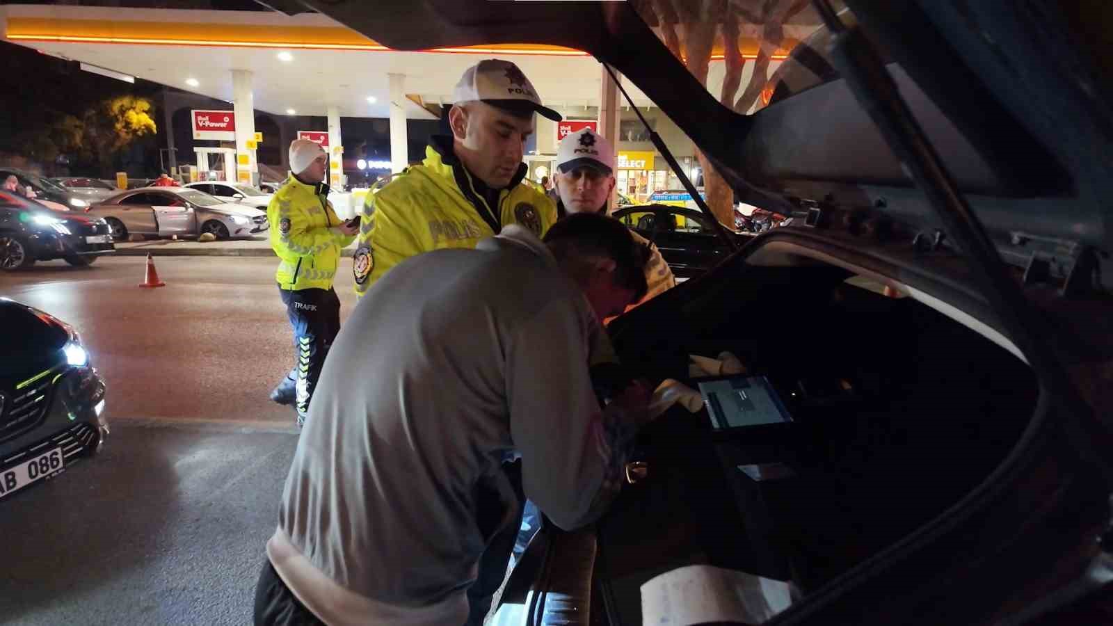 Kadıköy’de gece denetimleri: 1.2 milyon TL ceza, 159 araç trafikten men
