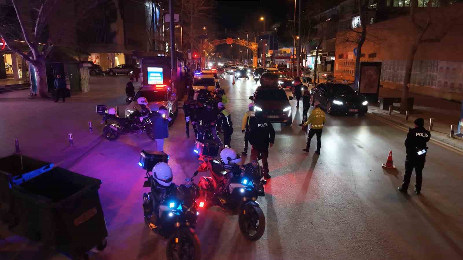 Kadıköy’de gece denetimleri: 1.2 milyon TL ceza, 159 araç trafikten men
