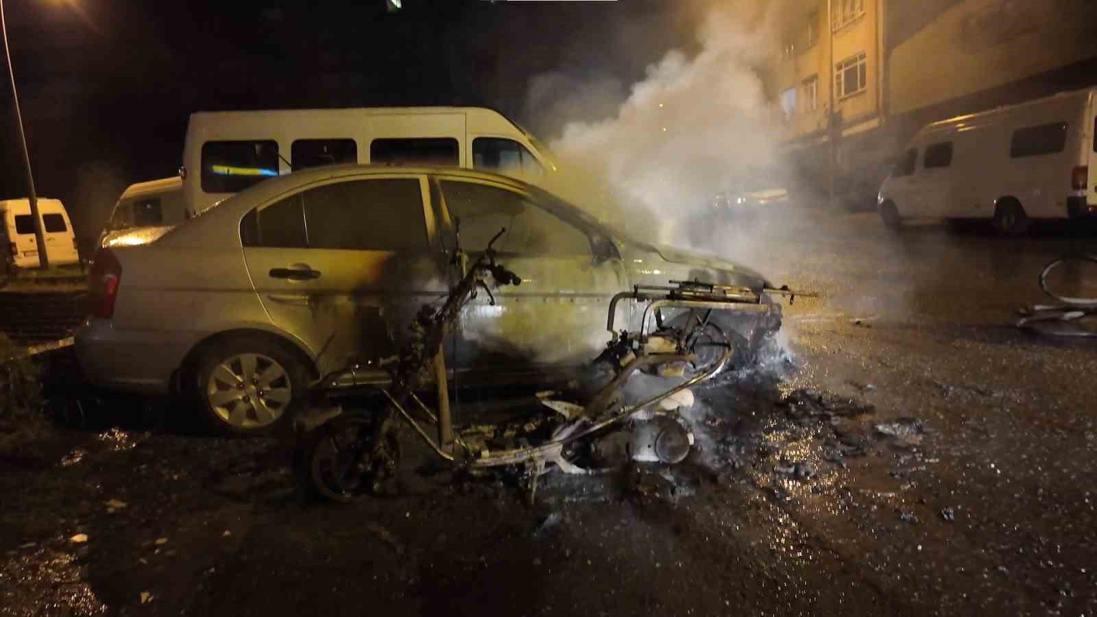 Kadıköy’de korkutan yangın: Motosiklette başladı, otomobile sıçradı

