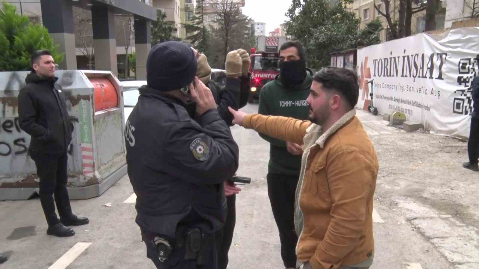 Kadıköy’de maaşlarını alamadıklarını iddia eden inşaat işçileri vinç kulesine çıktı
