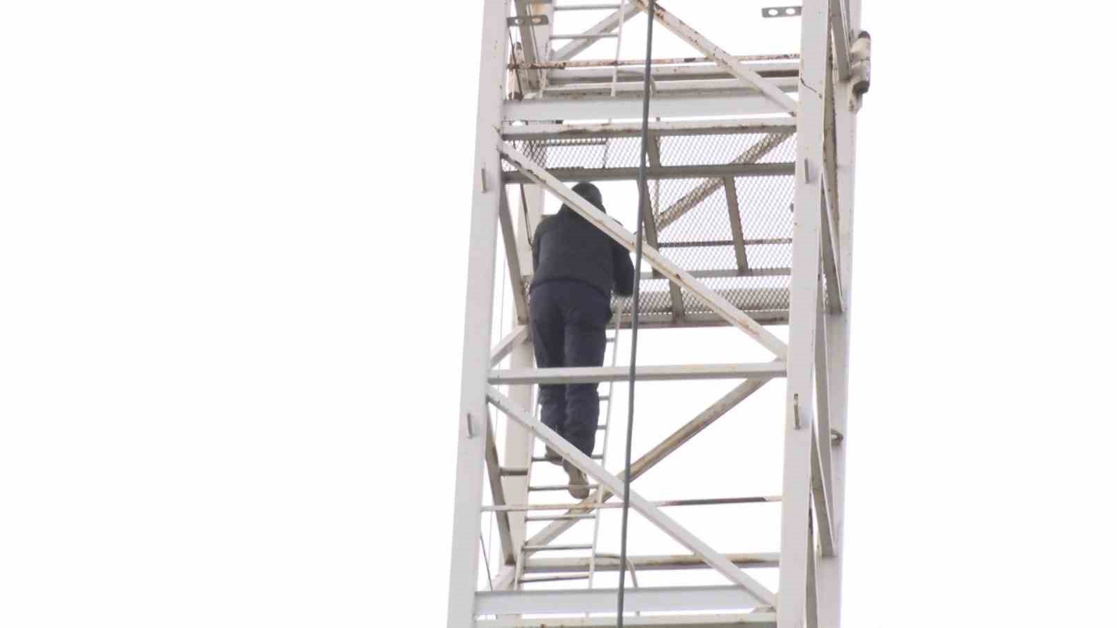 Kadıköy’de maaşlarını alamadıklarını iddia eden inşaat işçileri vinç kulesine çıktı
