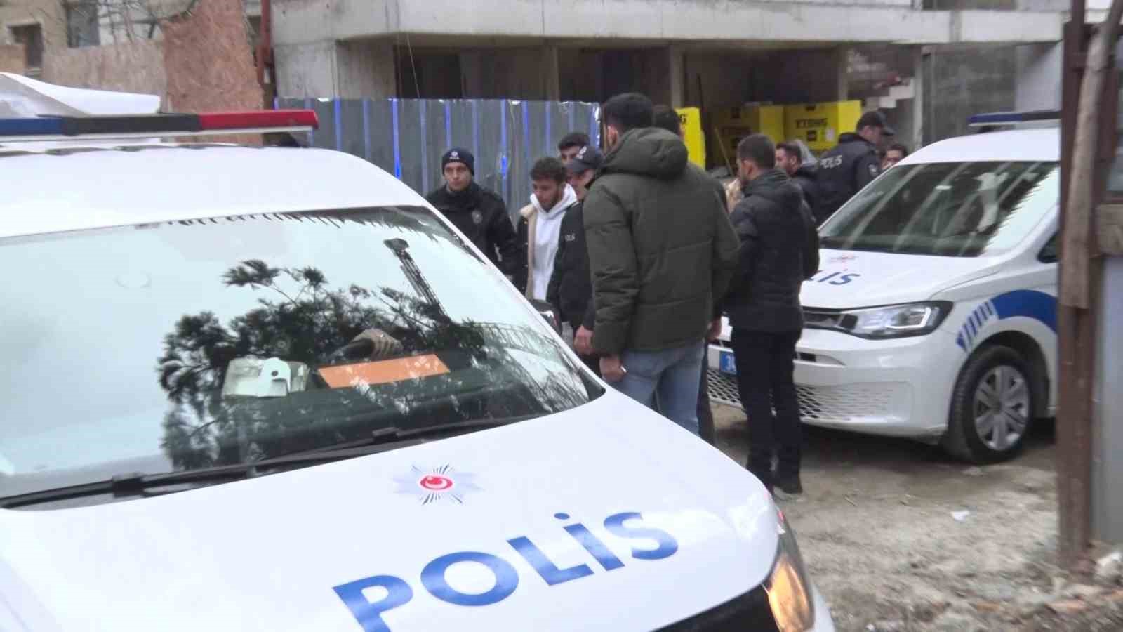 Kadıköy’de maaşlarını alamadıklarını iddia eden inşaat işçileri vinç kulesine çıktı
