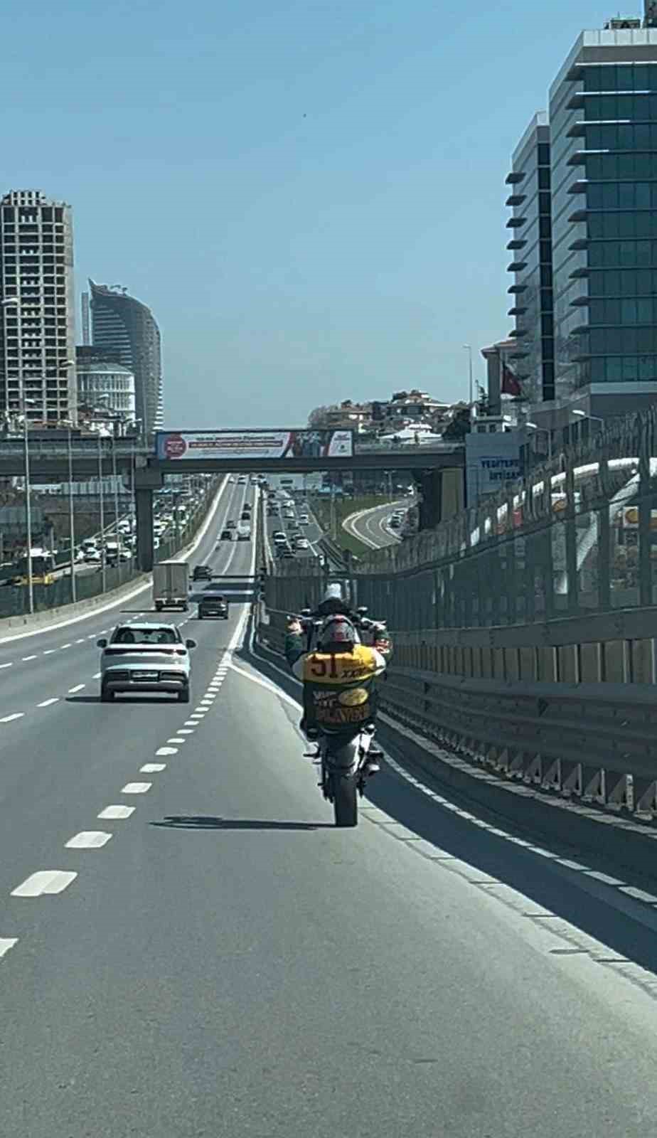 Kadıköy’de plakasız motosikletin tehlikeli yolculuğu kamerada
