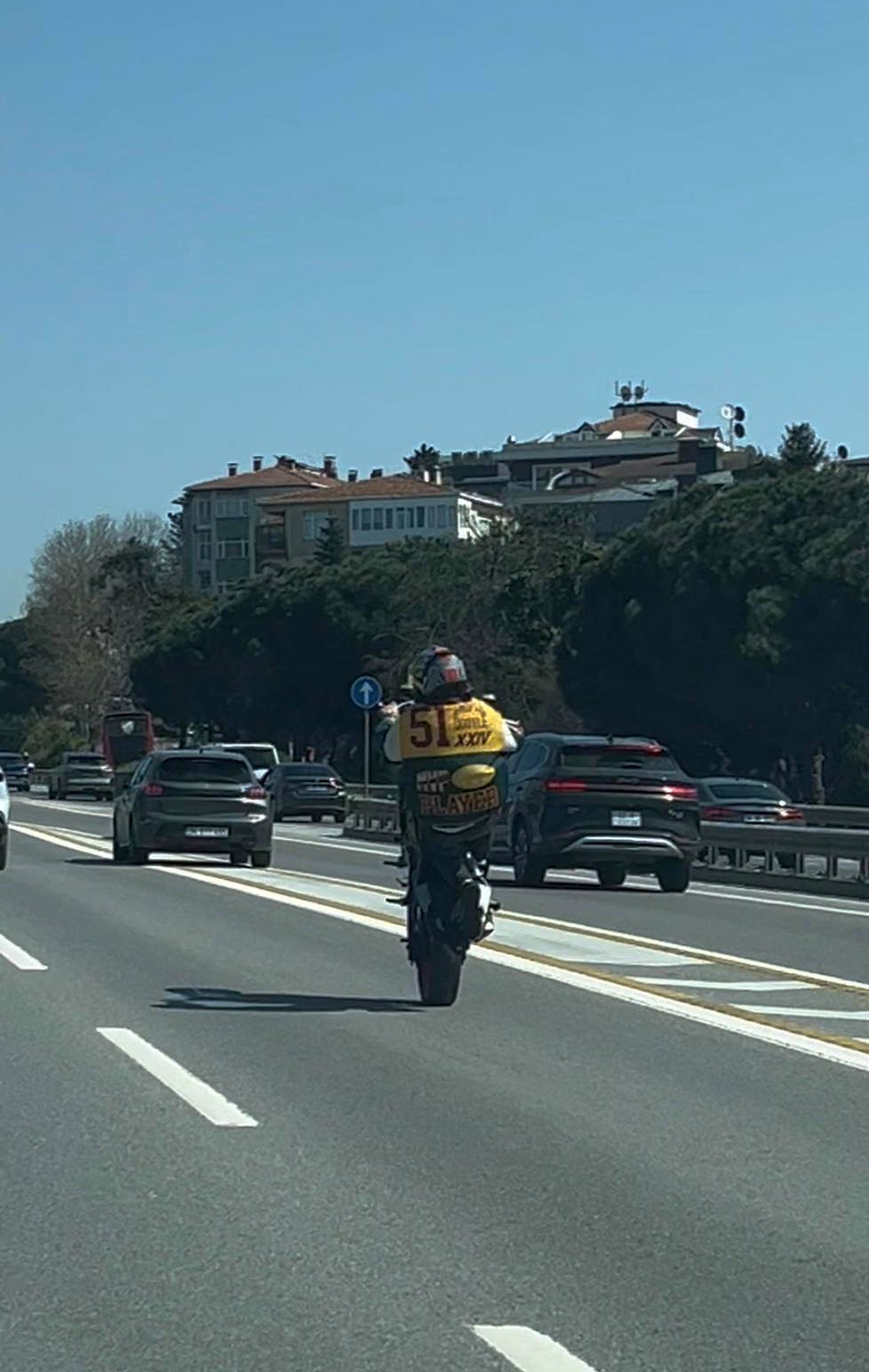 Kadıköy’de plakasız motosikletin tehlikeli yolculuğu kamerada
