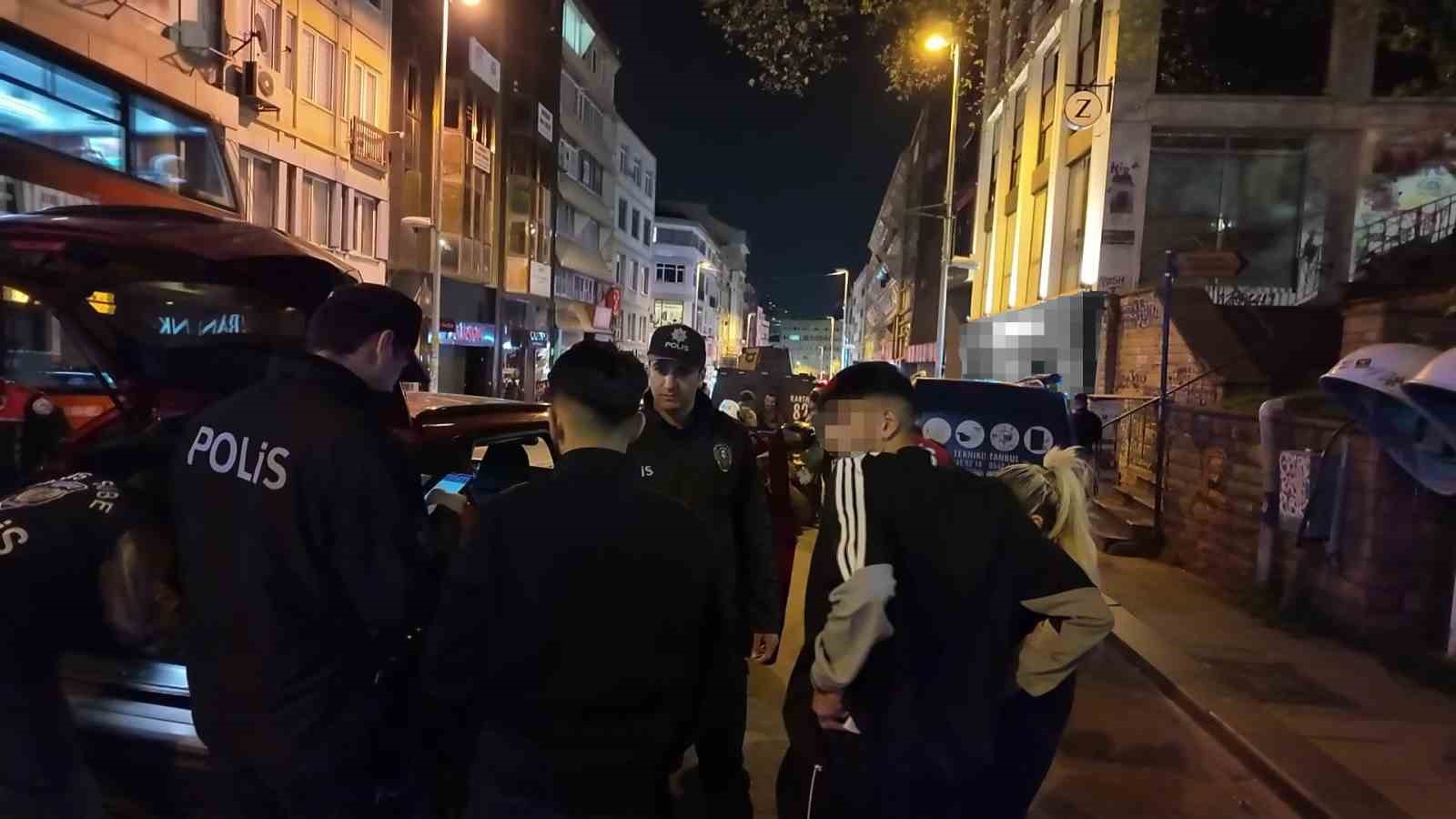 Kadıköy’de polis ekipleri asayiş uygulaması gerçekleştirdi
