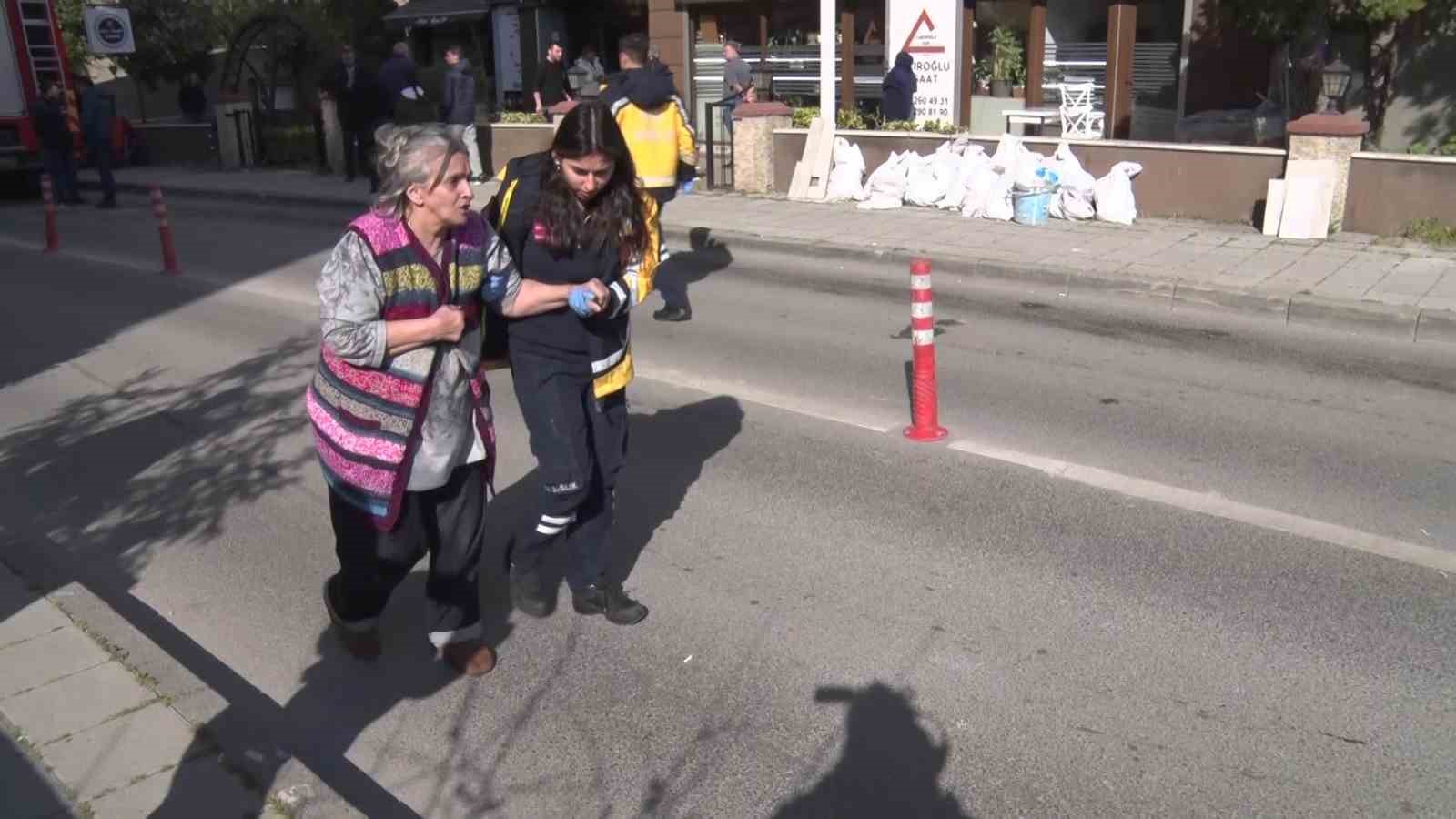 Kadıköy’de yangın paniği: Yaşlı kadın dumandan etkilendi
