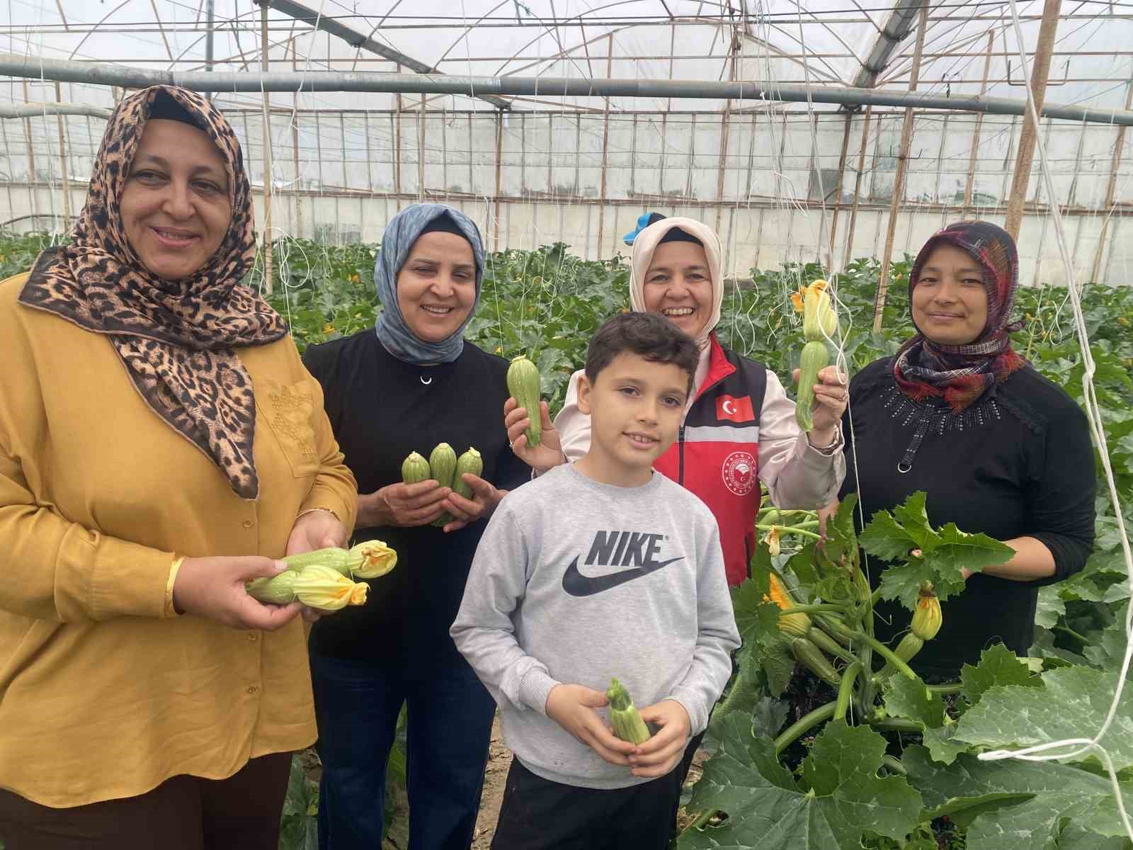 Kadın çiftçi hem üretiyor hem ihraç ediyor hem de pazarda satıyor
