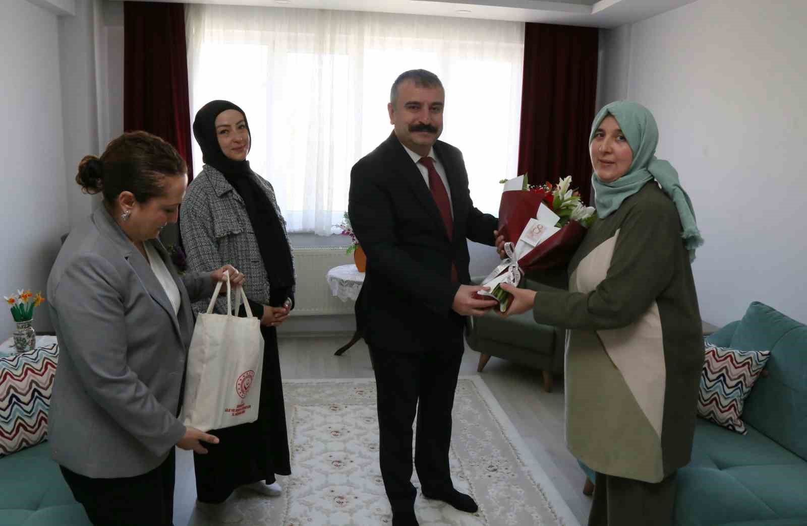 Kadın gaziye ve şehit annesine anlamlı ziyaret
