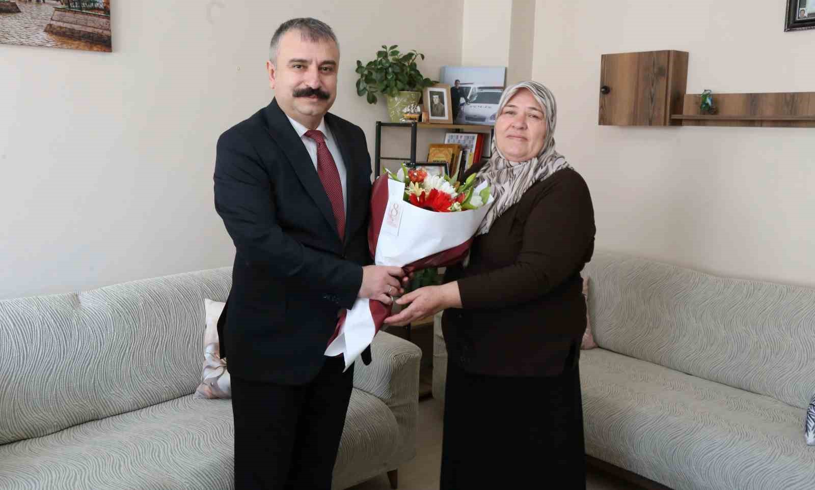 Kadın gaziye ve şehit annesine anlamlı ziyaret
