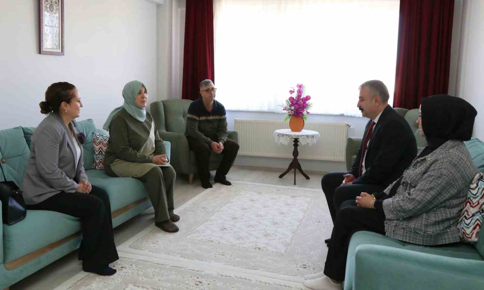 Kadın gaziye ve şehit annesine anlamlı ziyaret
