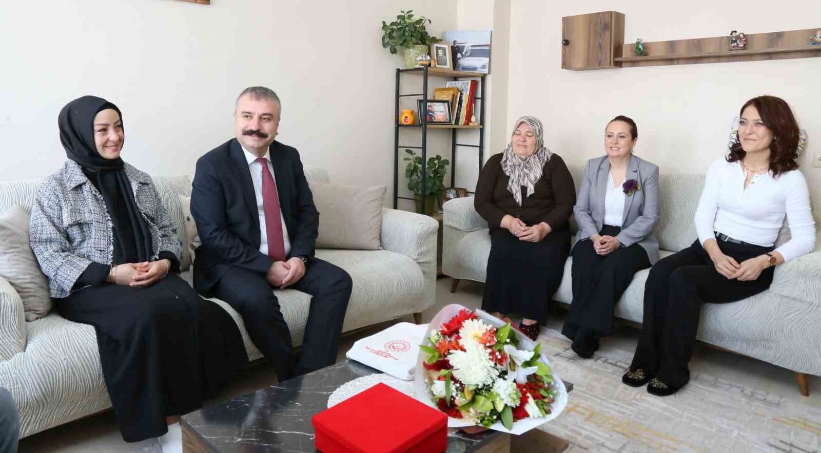 Kadın gaziye ve şehit annesine anlamlı ziyaret
