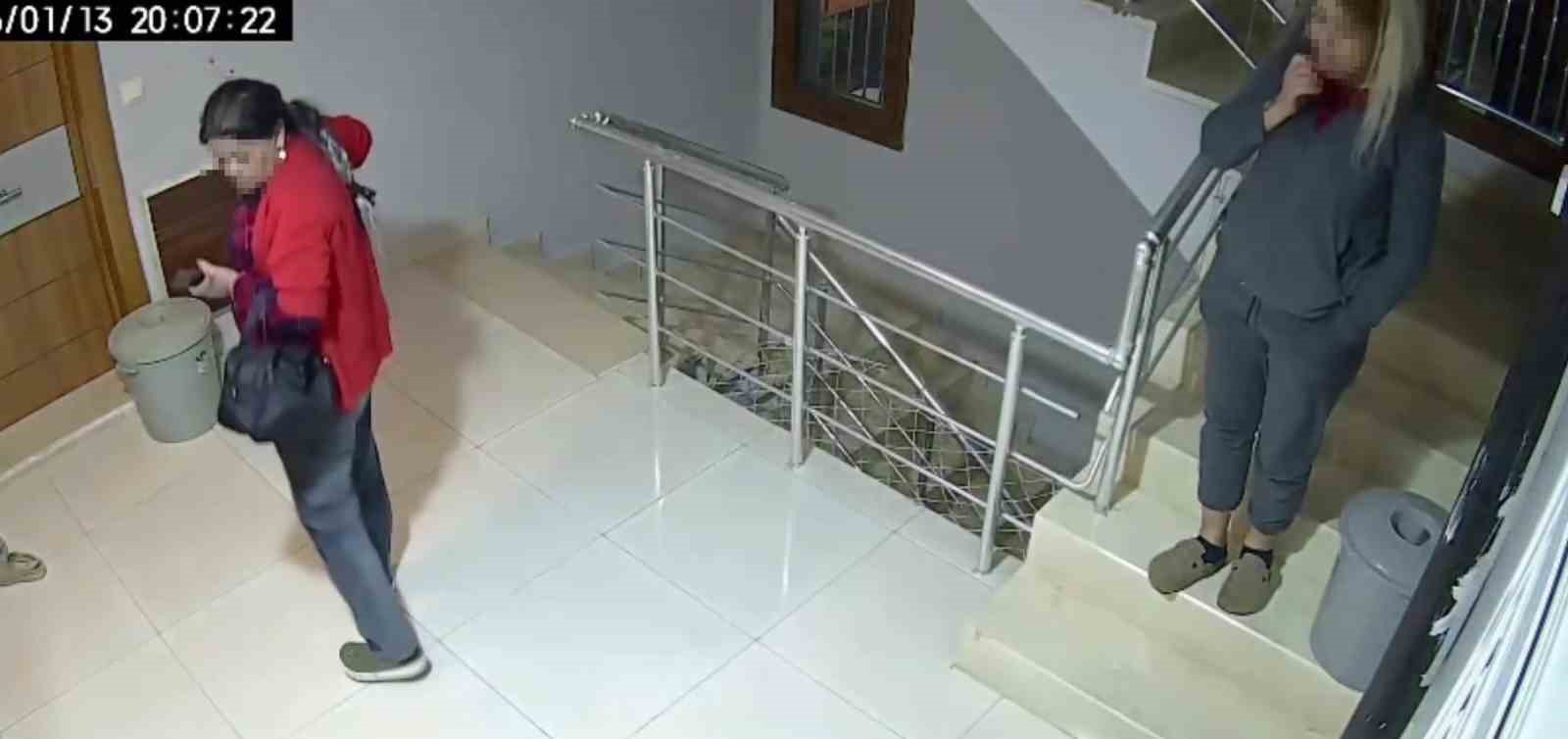 Kadın hırsızlar beğendikleri ayakkabıları böyle çaldı
Kadın hırsızlar beğendikleri ayakkabıları böyle çaldı