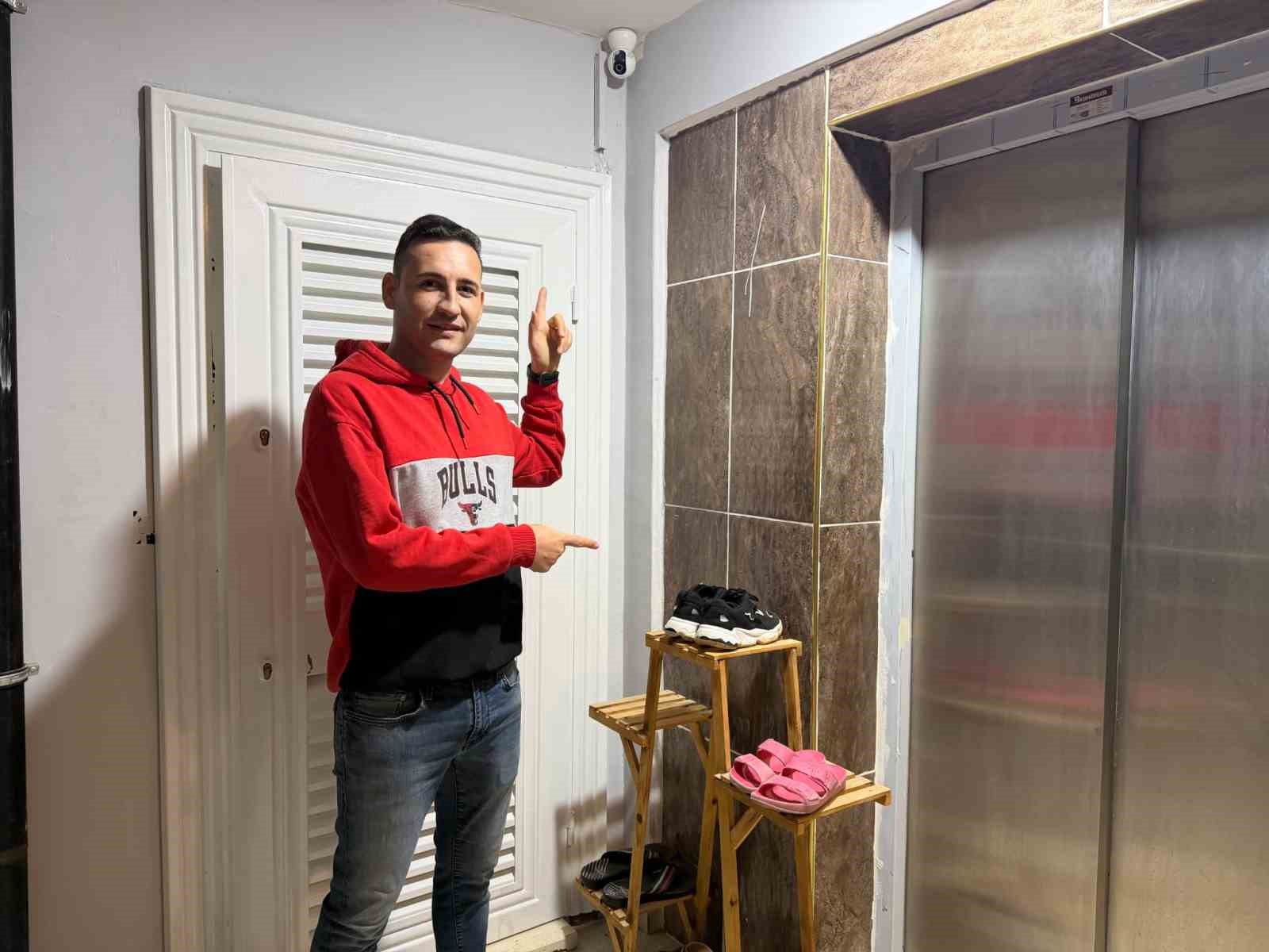 Kadın hırsızlar beğendikleri ayakkabıları böyle çaldı
Kadın hırsızlar beğendikleri ayakkabıları böyle çaldı