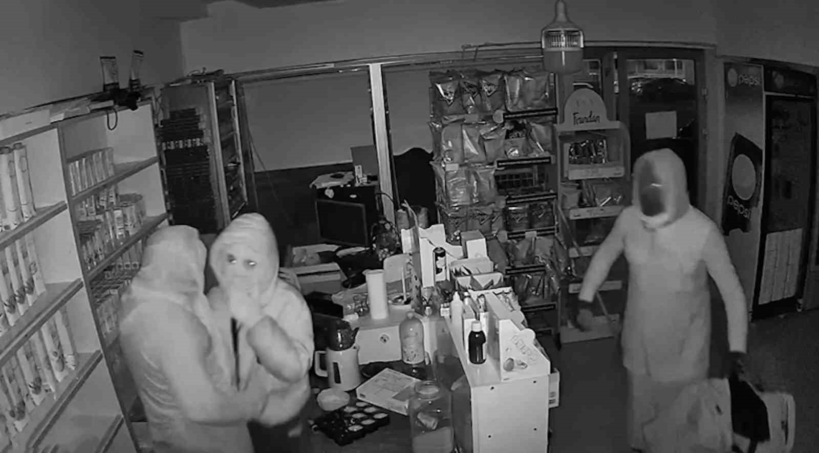 Kadın kılığına girseler de polisten kaçamadılar
